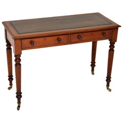 Ancienne table à écrire victorienne en acajou avec plateau en cuir Ancienne table à écrire victorienne en acajou avec plateau en cuir