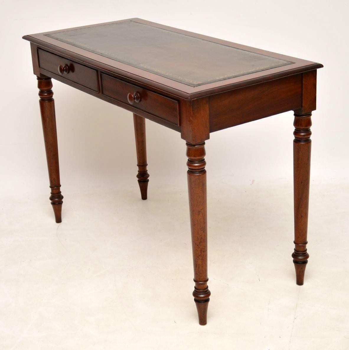 Antique Victorian Mahogany Leather Top Writing Table (Mittleres 19. Jahrhundert)
