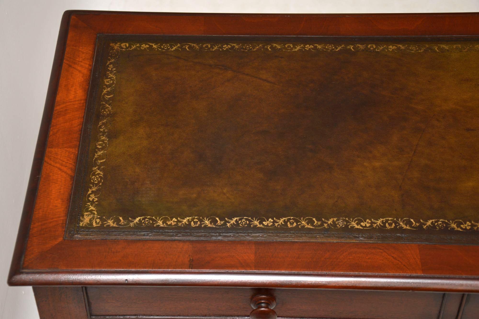 Antique Victorian Mahogany Leather Top Writing Table (Leder)