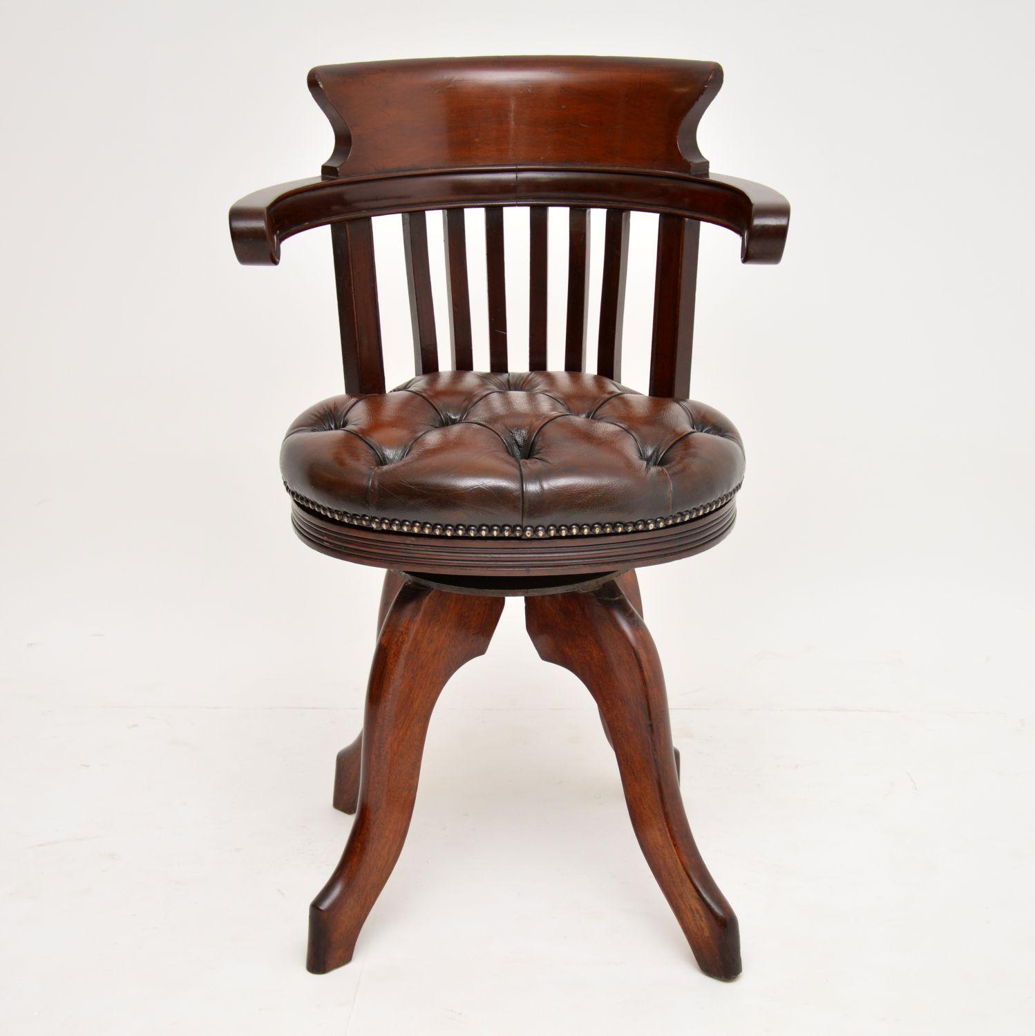 This antique solid mahogany desk chair has a very clever design & mechanism. It can sit extra close in the middle of a kneehole desk, because the arms are set back from the seat. What’s more, it has a very clever metal mechanism under the seat,