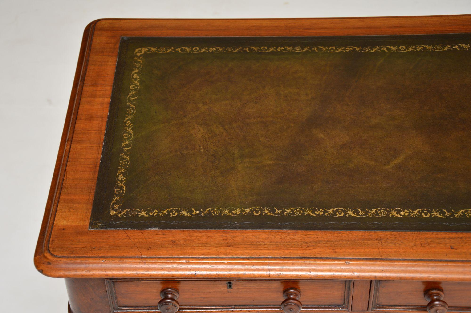Antique Victorian Mahogany and Leather Writing Table or Desk In Good Condition In London, GB