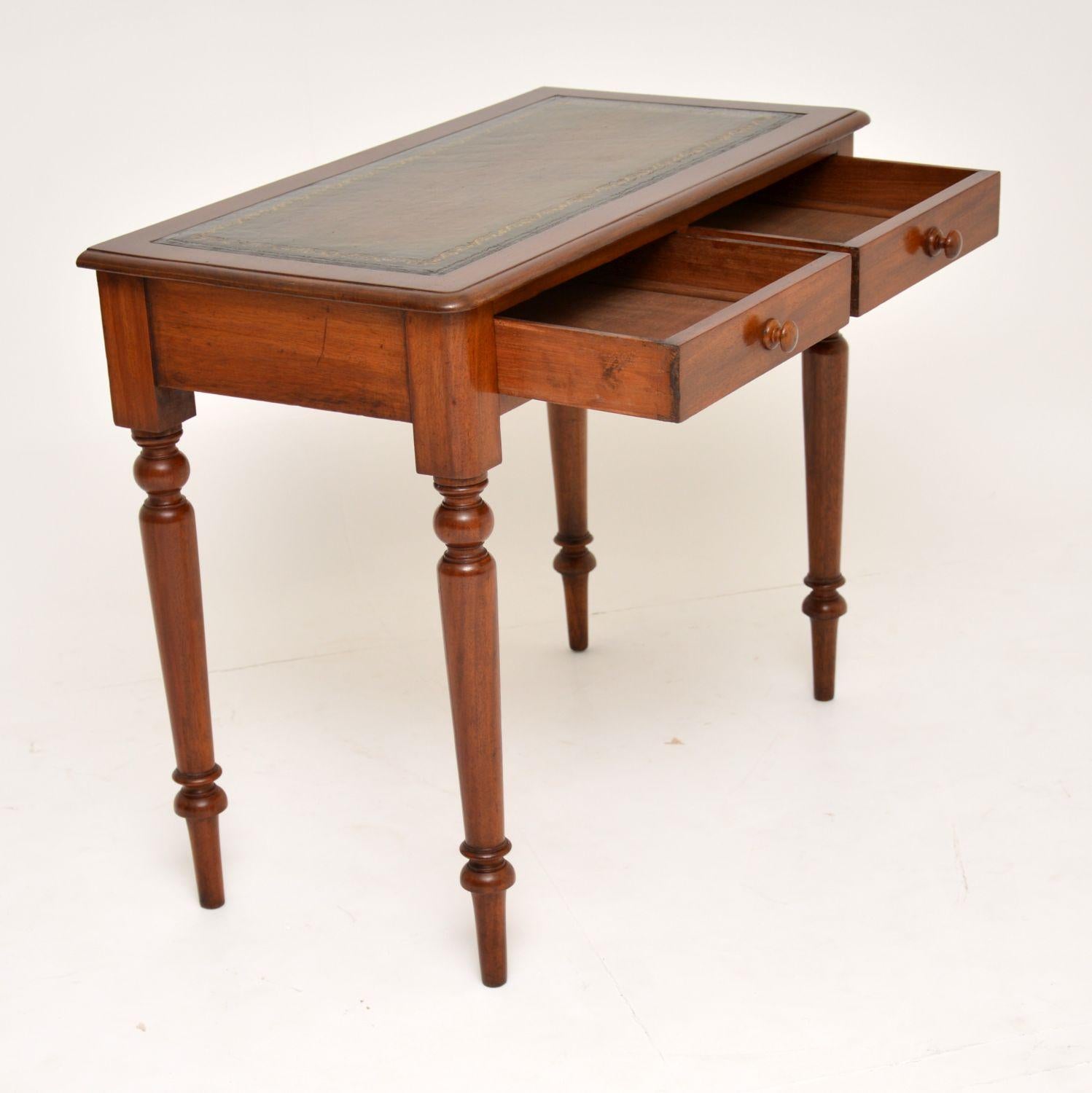 Antique Victorian Mahogany and Leather Writing Table In Good Condition In London, GB