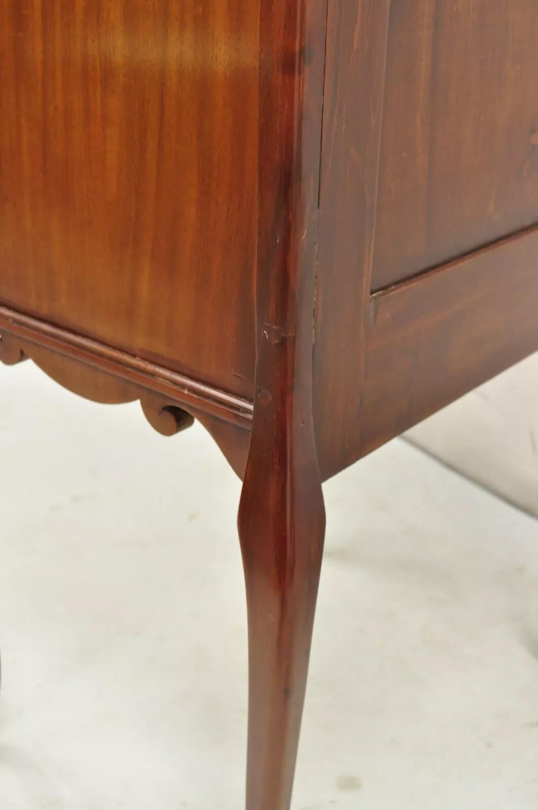 Antigua mesa de noche victoriana de caoba con tapa elevable y marquetería Mesa auxiliar de costura en venta 3
