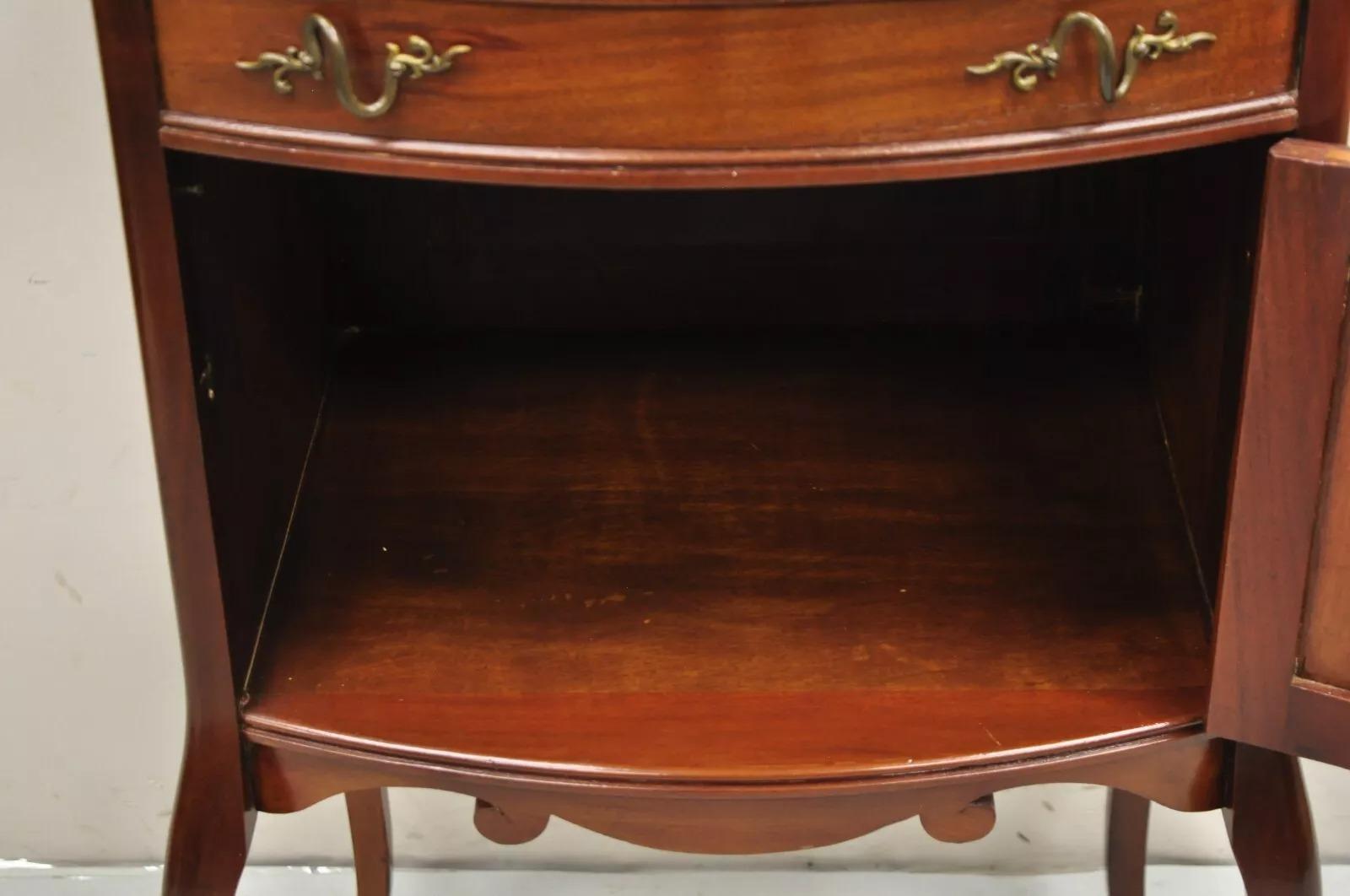 Antigua mesa de noche victoriana de caoba con tapa elevable y marquetería Mesa auxiliar de costura en venta 4