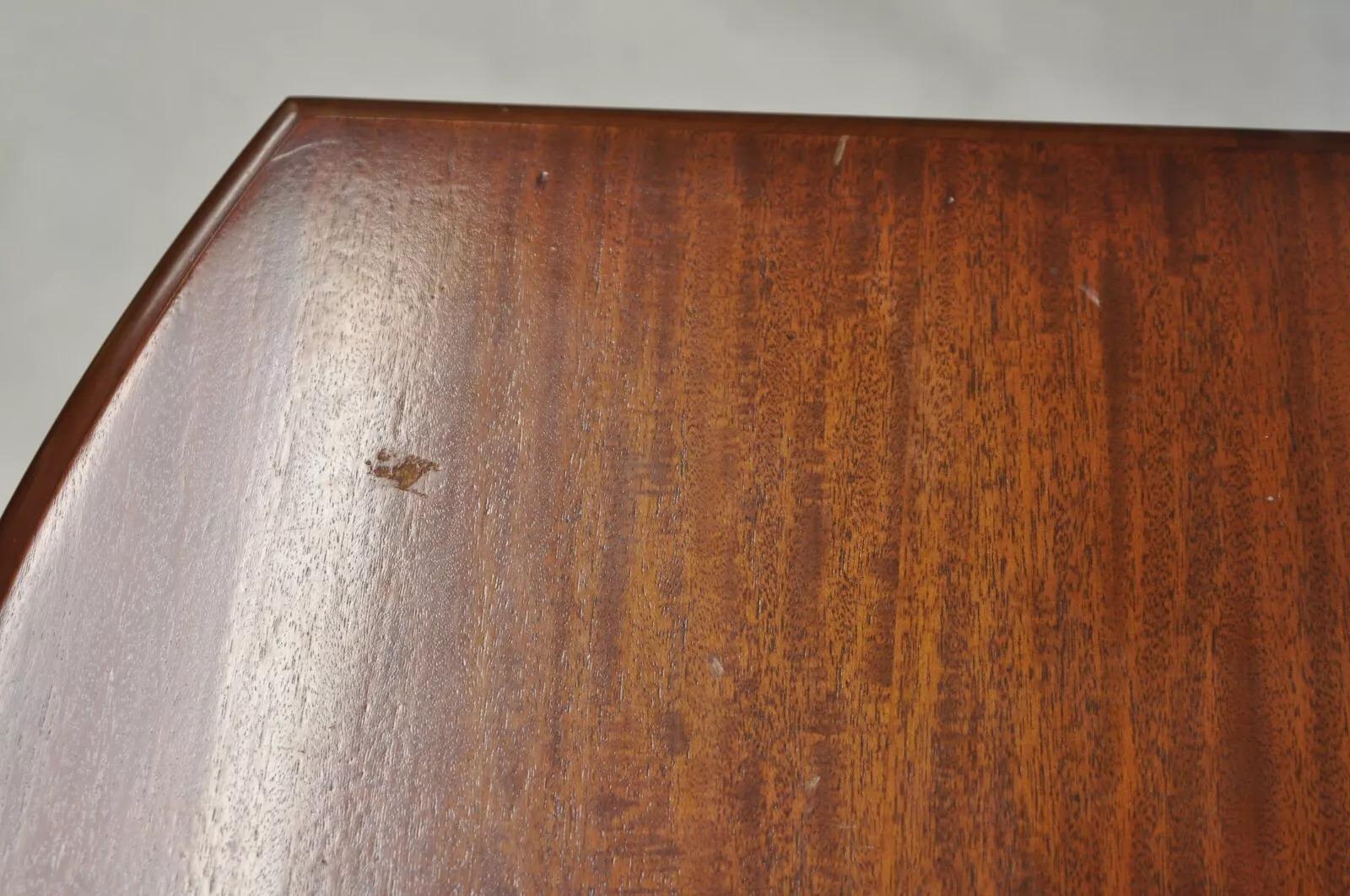 Antigua mesa de noche victoriana de caoba con tapa elevable y marquetería Mesa auxiliar de costura Caoba en venta