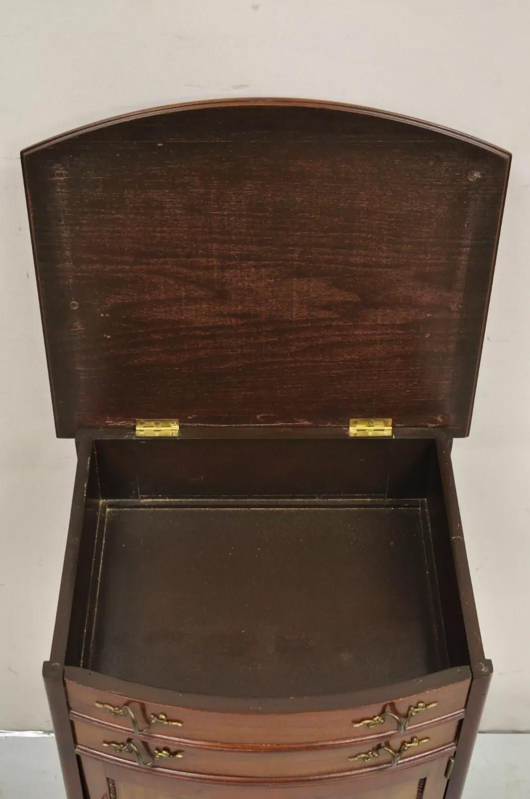 Antigua mesa de noche victoriana de caoba con tapa elevable y marquetería Mesa auxiliar de costura en venta 1