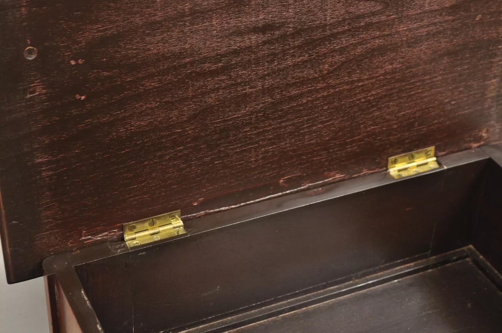 Antigua mesa de noche victoriana de caoba con tapa elevable y marquetería Mesa auxiliar de costura en venta 2