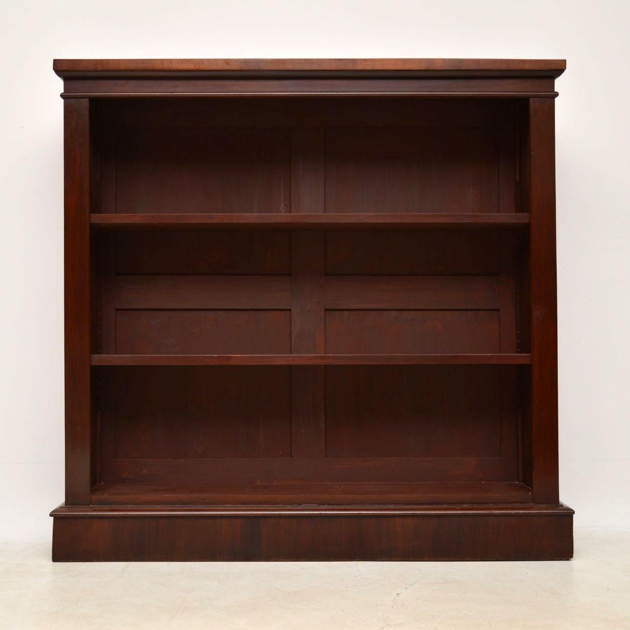 Cette bibliothèque ouverte victorienne ancienne en acajou est de construction très solide et de bonne qualité. Il provient du même endroit que celui, légèrement plus grand, qui se trouve actuellement sur notre site. Celui-ci a deux étagères