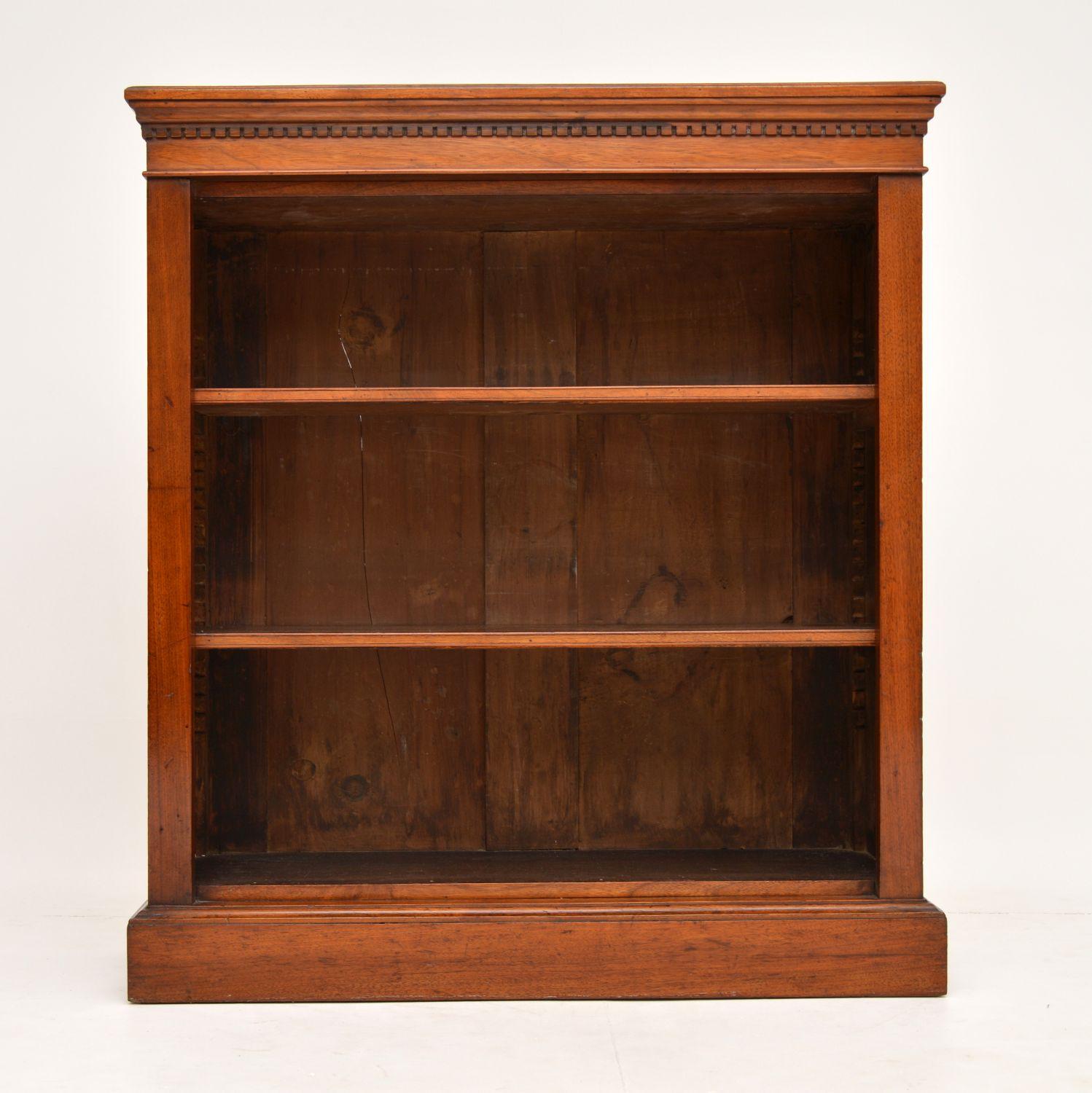 This antique Victorian mahogany bookcase is in excellent original condition and has loads of character.

It has dental mouldings around the top, adjustable shelves on sharks teeth supports and sits on a plinth base.

It has a lovely warm color