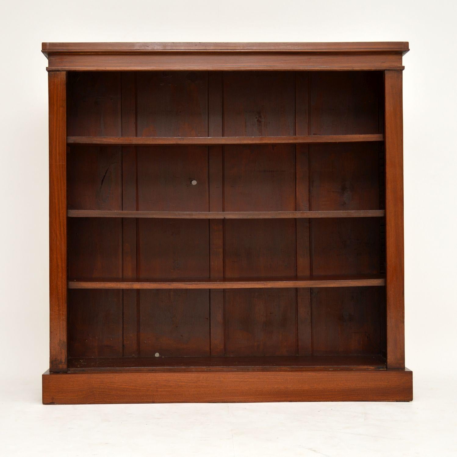 Antique Victorian mahogany open bookcase dating from circa 1880s and in good condition. It has three adjustable shelves and sits on a plinth base.

Measures: Width 48 inches, 122 cm
Depth 12 inches, 30 cm
Height 47 inches, 119 cm.