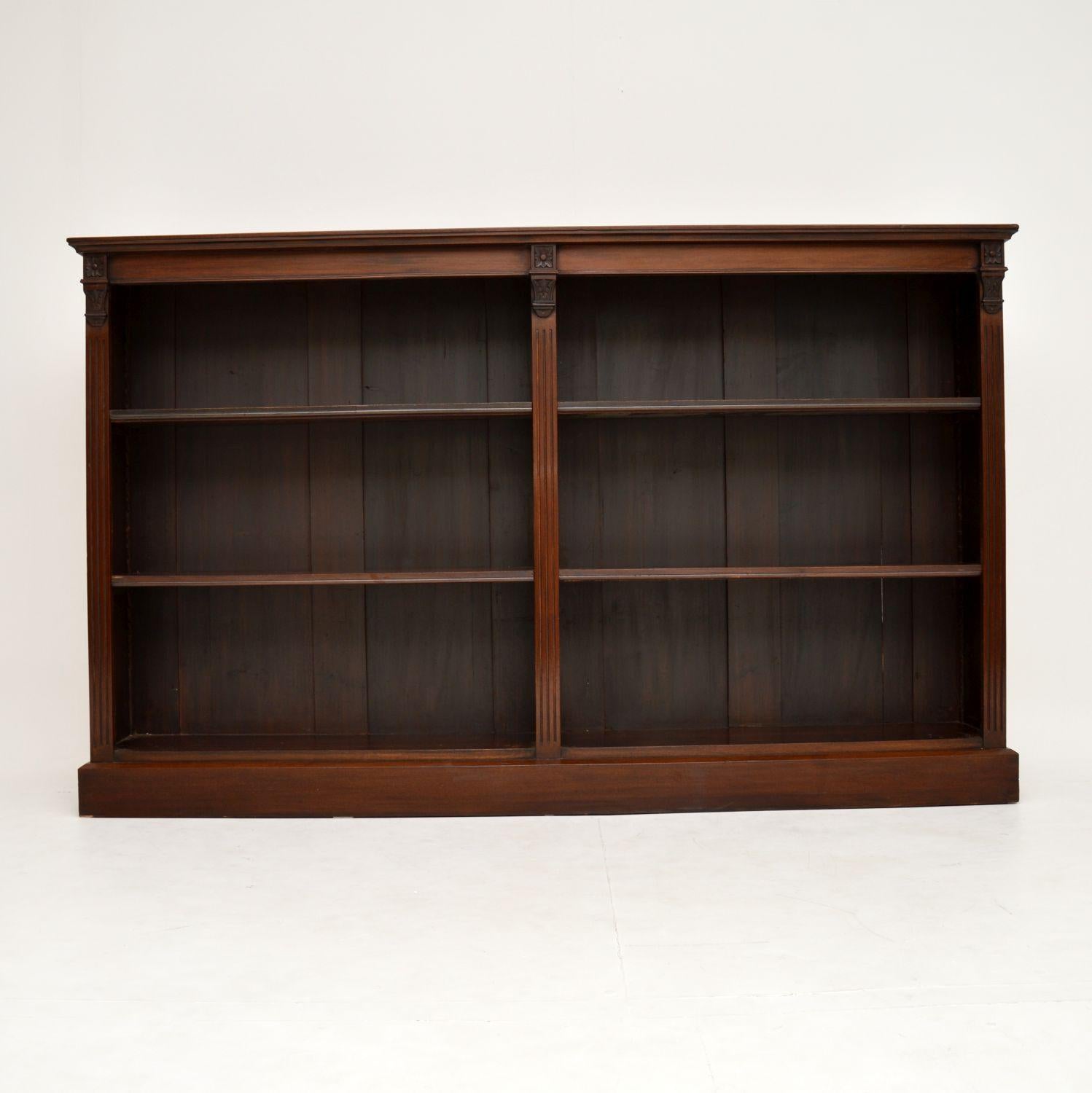 Long antique Victorian open bookcase in mahogany with two sections and each with independent adjustable shelves.

This bookcase is very fine quality and a practicable piece of furniture. It’s a Classic looking Victorian item of furniture and dates