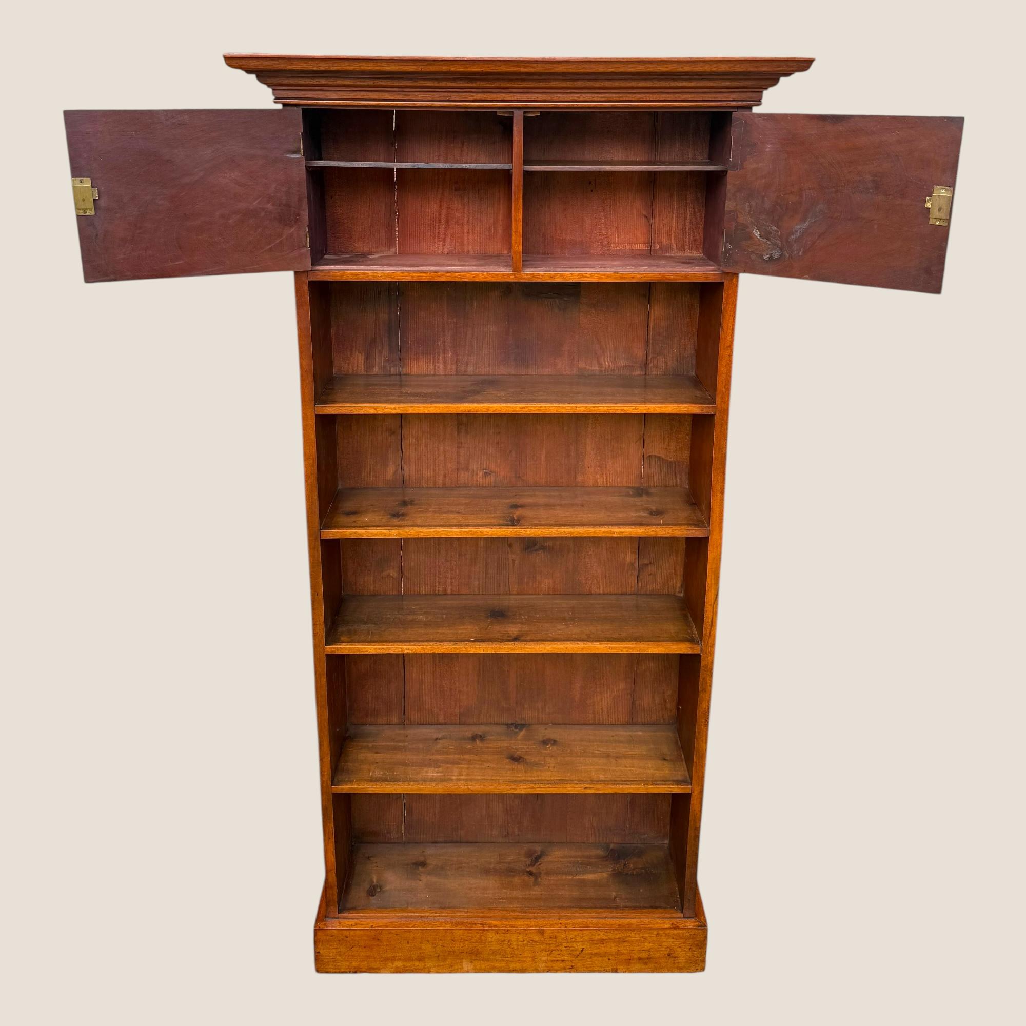 Nous avons ici une ancienne bibliothèque ouverte en acajou de la fin de l'époque victorienne, vers 1890, avec deux armoires et 4 étagères. Une très belle bibliothèque proportionnée convenant à toute maison, avec deux armoires de rangement