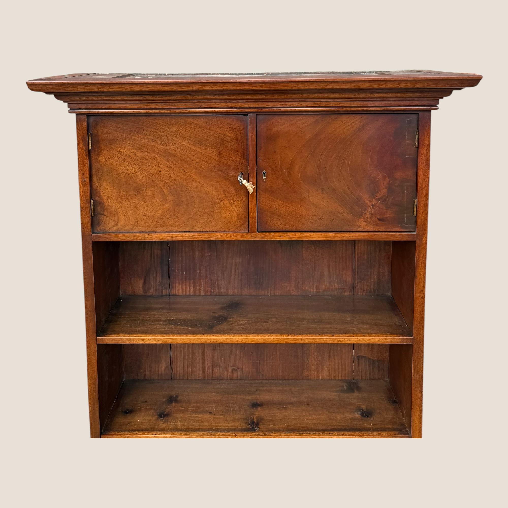 Biseauté Ancienne bibliothèque ouverte victorienne en acajou avec deux armoires et 4 étagères à livres en vente