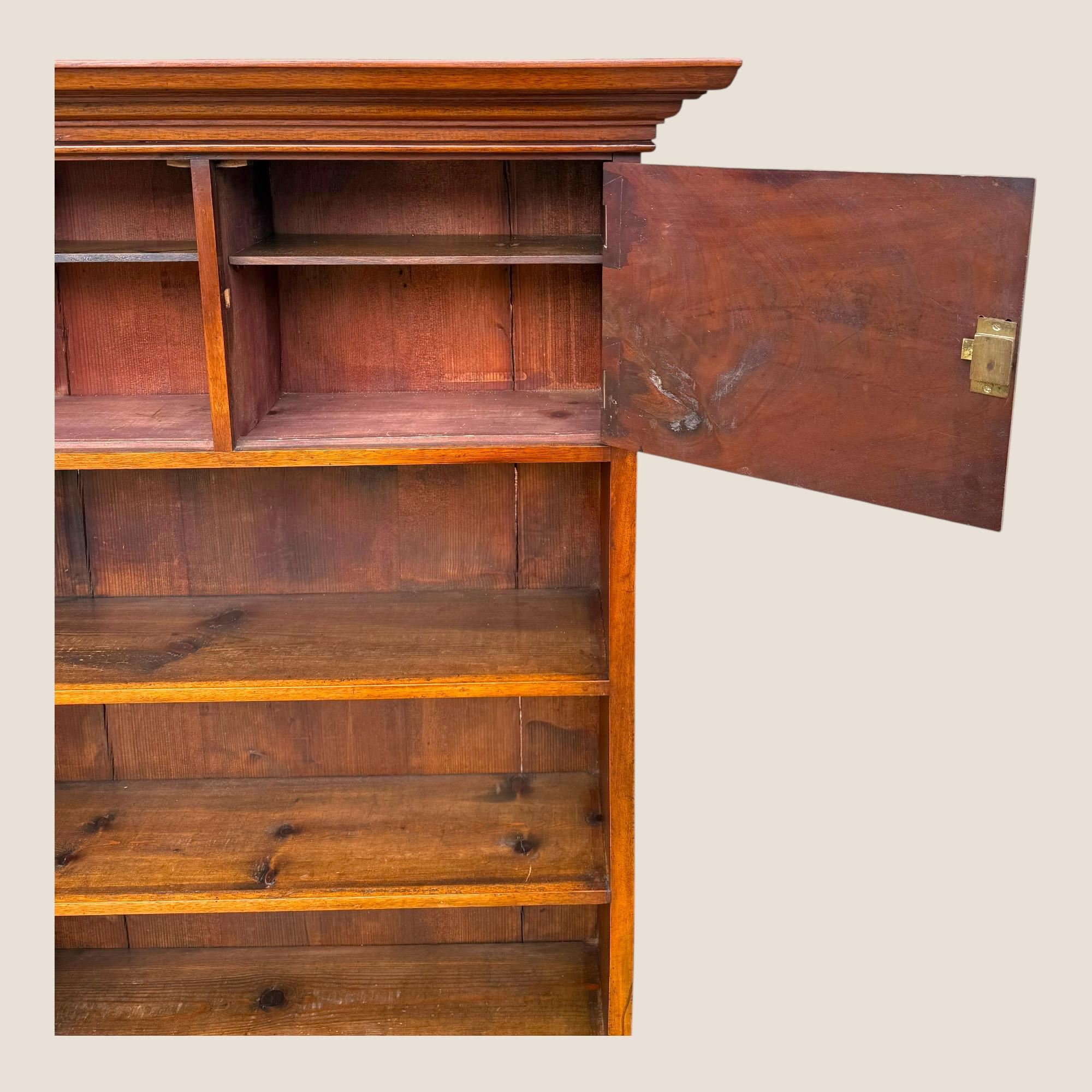 XIXe siècle Ancienne bibliothèque ouverte victorienne en acajou avec deux armoires et 4 étagères à livres en vente