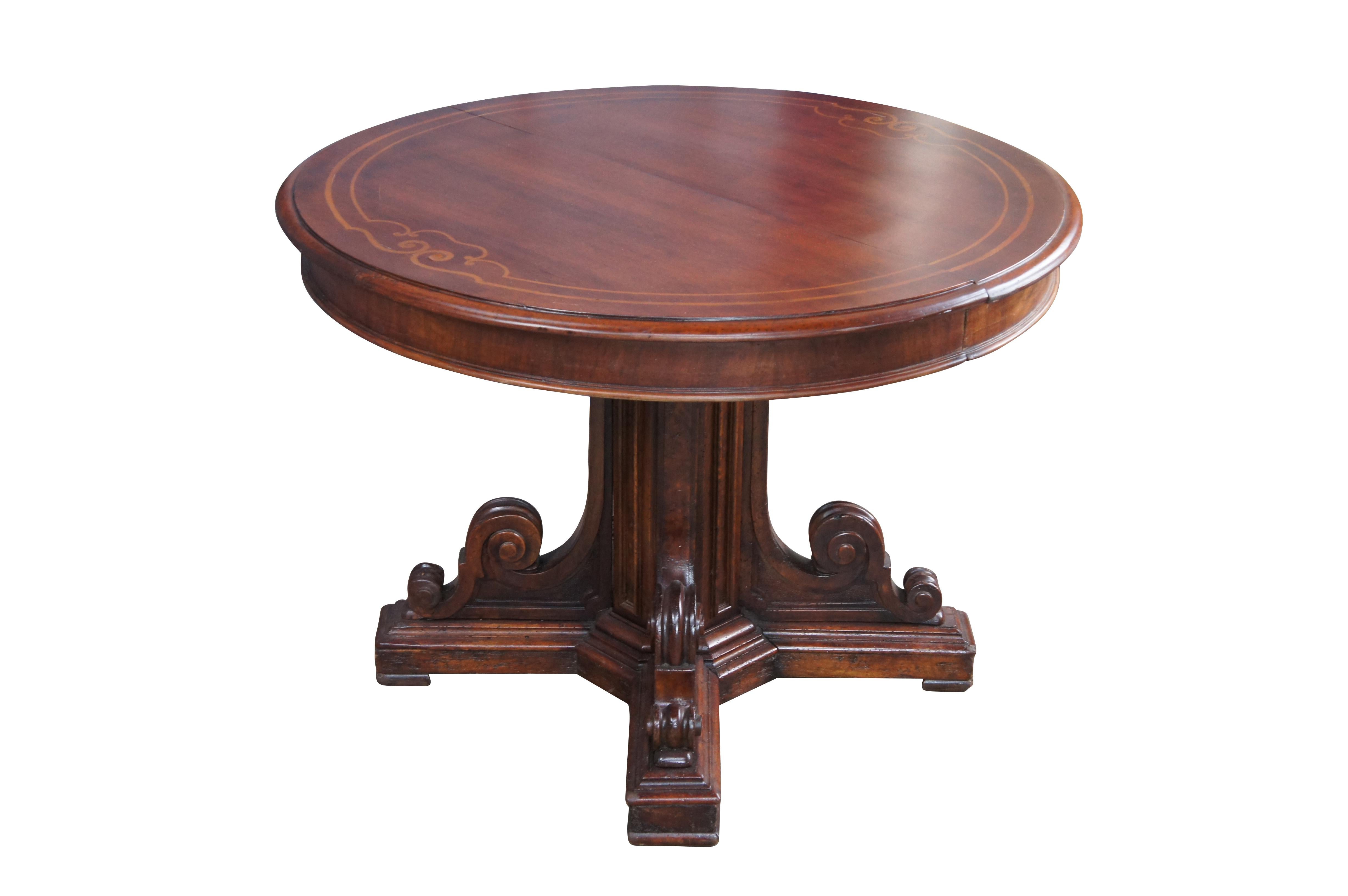 Ancienne table extensible victorienne ronde à ovale pour le petit déjeuner / l'entrée / la salle à manger.  Fabriqué en acajou, le plateau est incrusté et soutenu par un piédestal corinthien.  Base en forme de x avec des accents de volutes en
