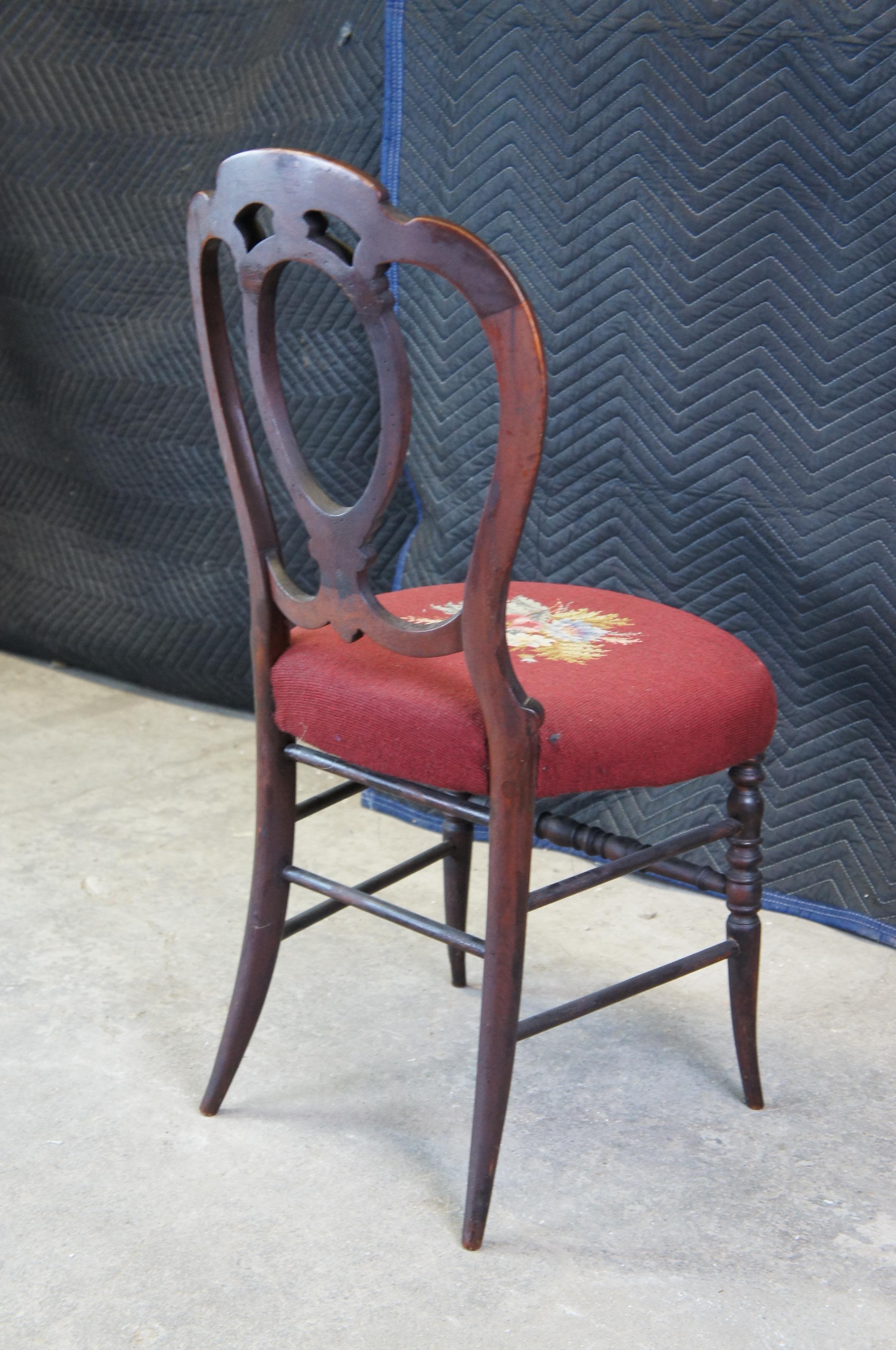 Ancienne chaise d'appoint victorienne en acajou serpentin à dossier en forme de ballon et broderie florale à l'aiguille en vente 4