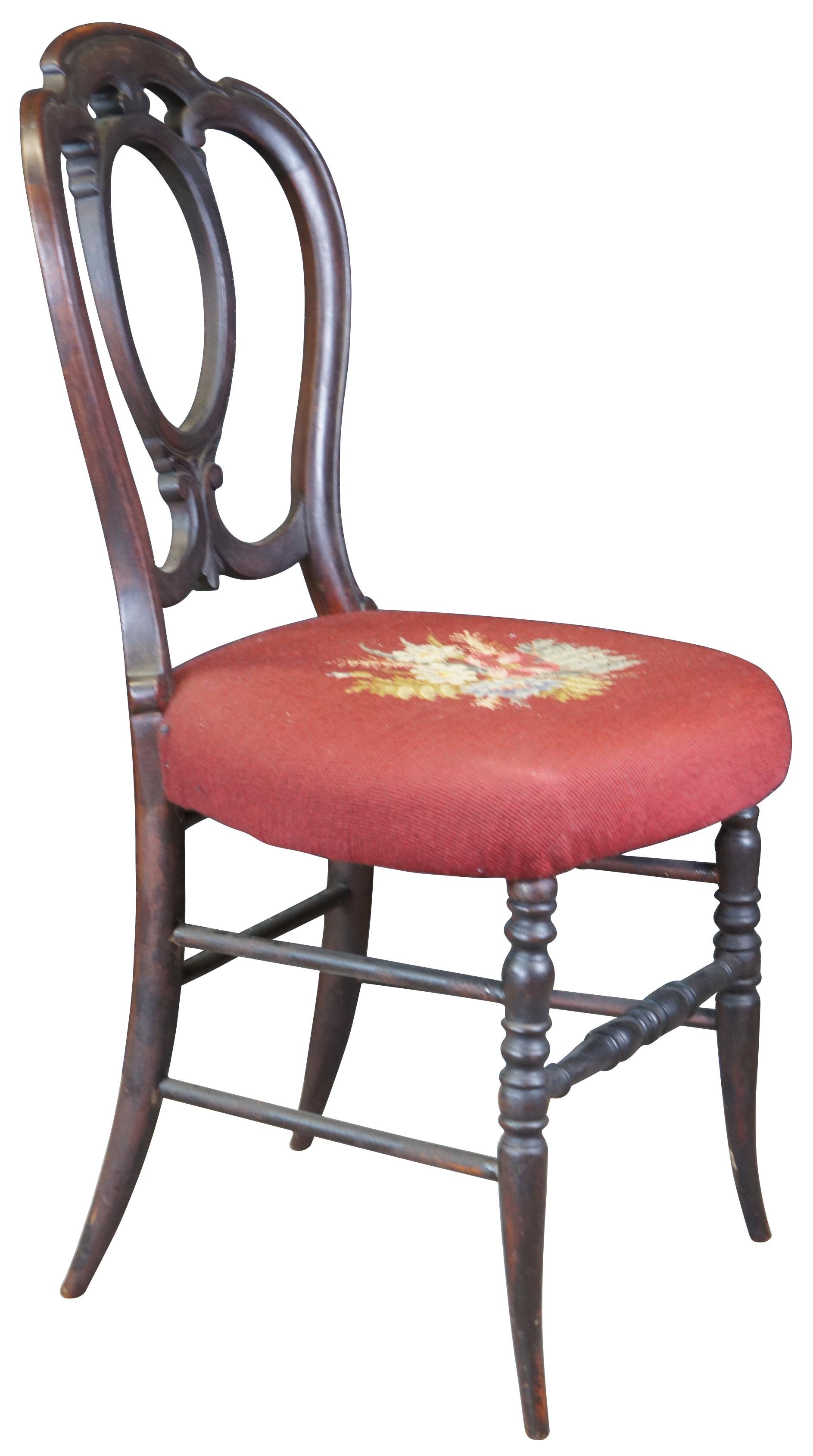 Victorien Ancienne chaise d'appoint victorienne en acajou serpentin à dossier en forme de ballon et broderie florale à l'aiguille en vente