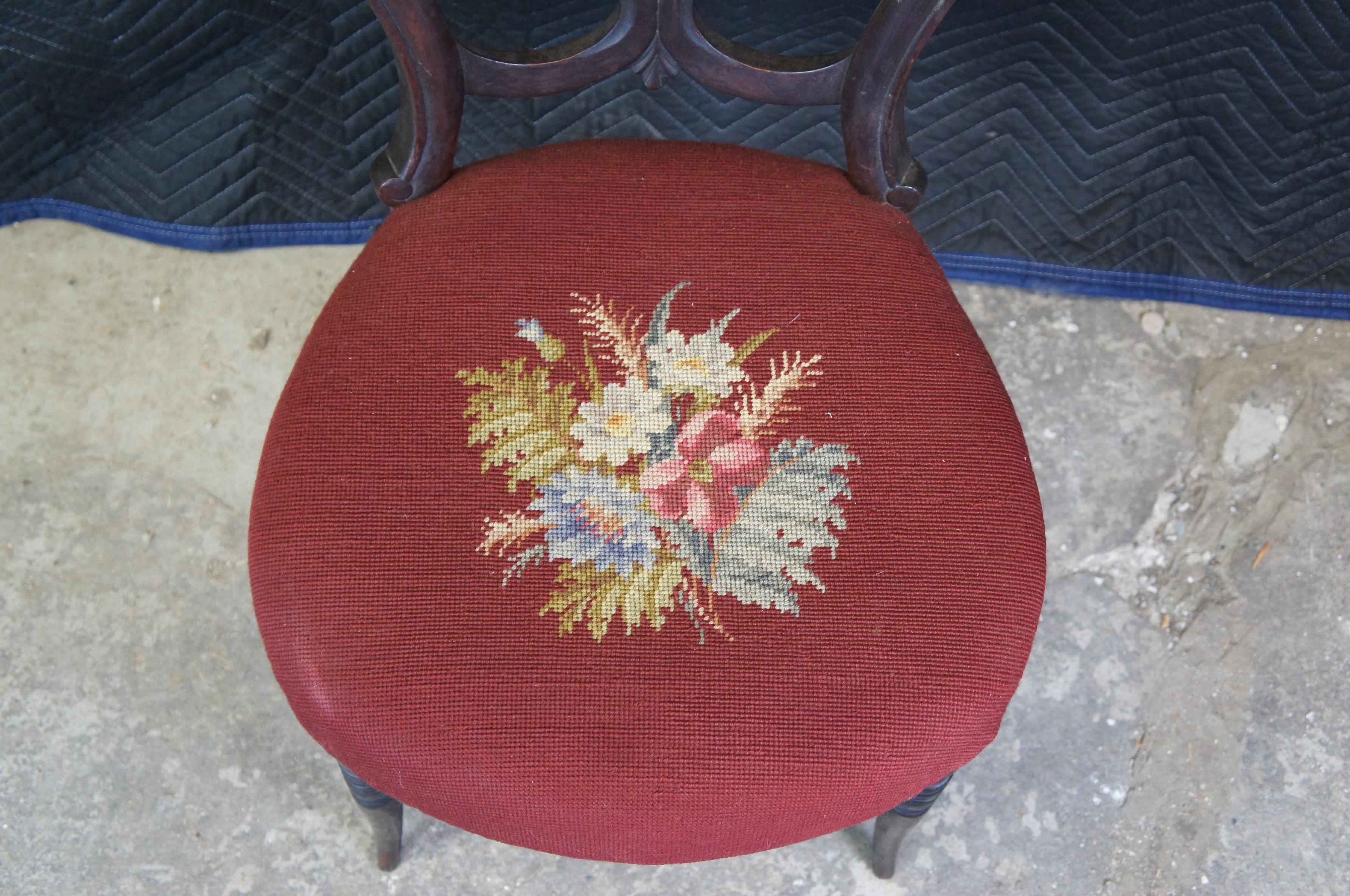 Ancienne chaise d'appoint victorienne en acajou serpentin à dossier en forme de ballon et broderie florale à l'aiguille Bon état - En vente à Dayton, OH