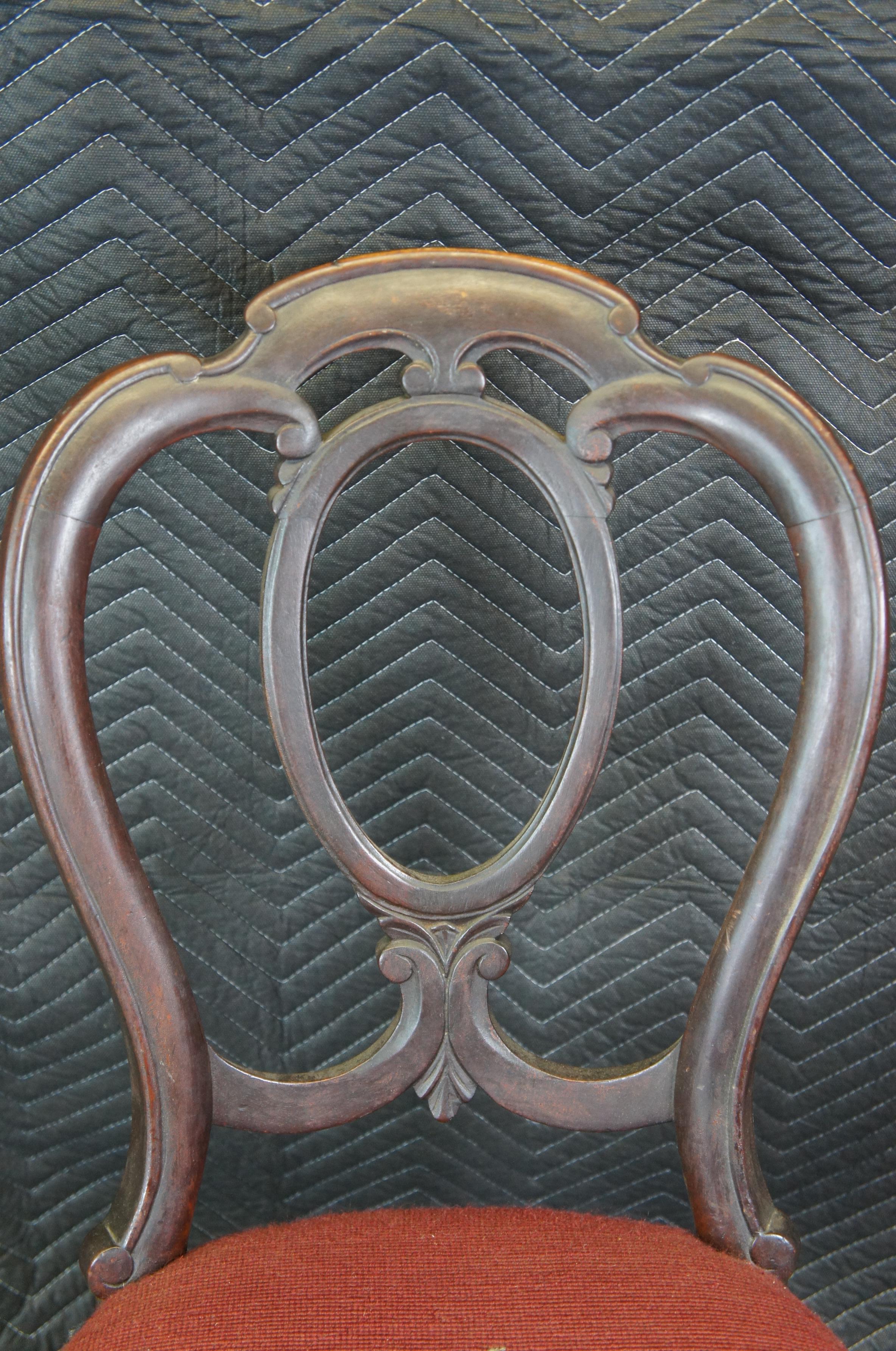 XIXe siècle Ancienne chaise d'appoint victorienne en acajou serpentin à dossier en forme de ballon et broderie florale à l'aiguille en vente