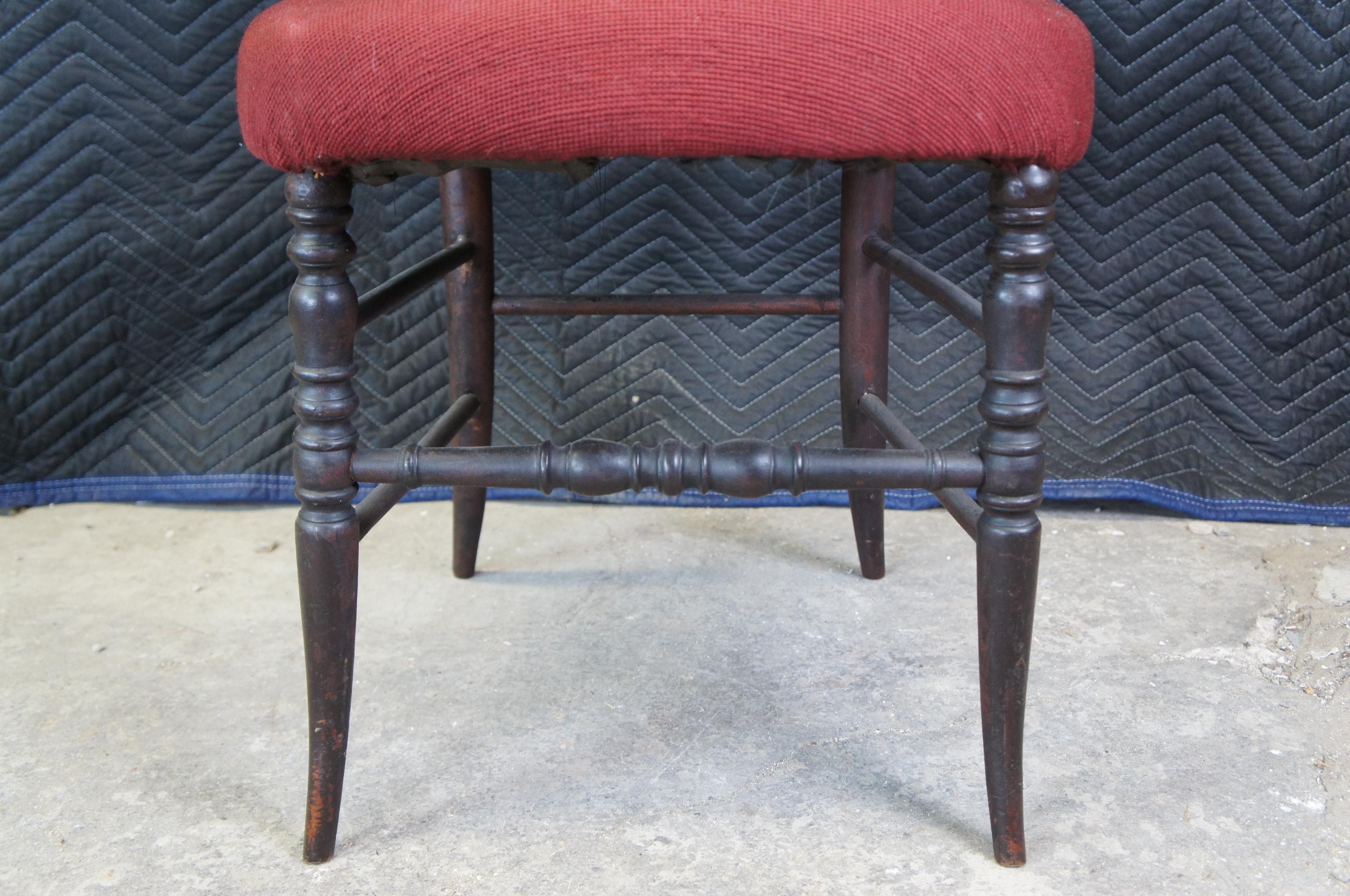 Tissu Ancienne chaise d'appoint victorienne en acajou serpentin à dossier en forme de ballon et broderie florale à l'aiguille en vente