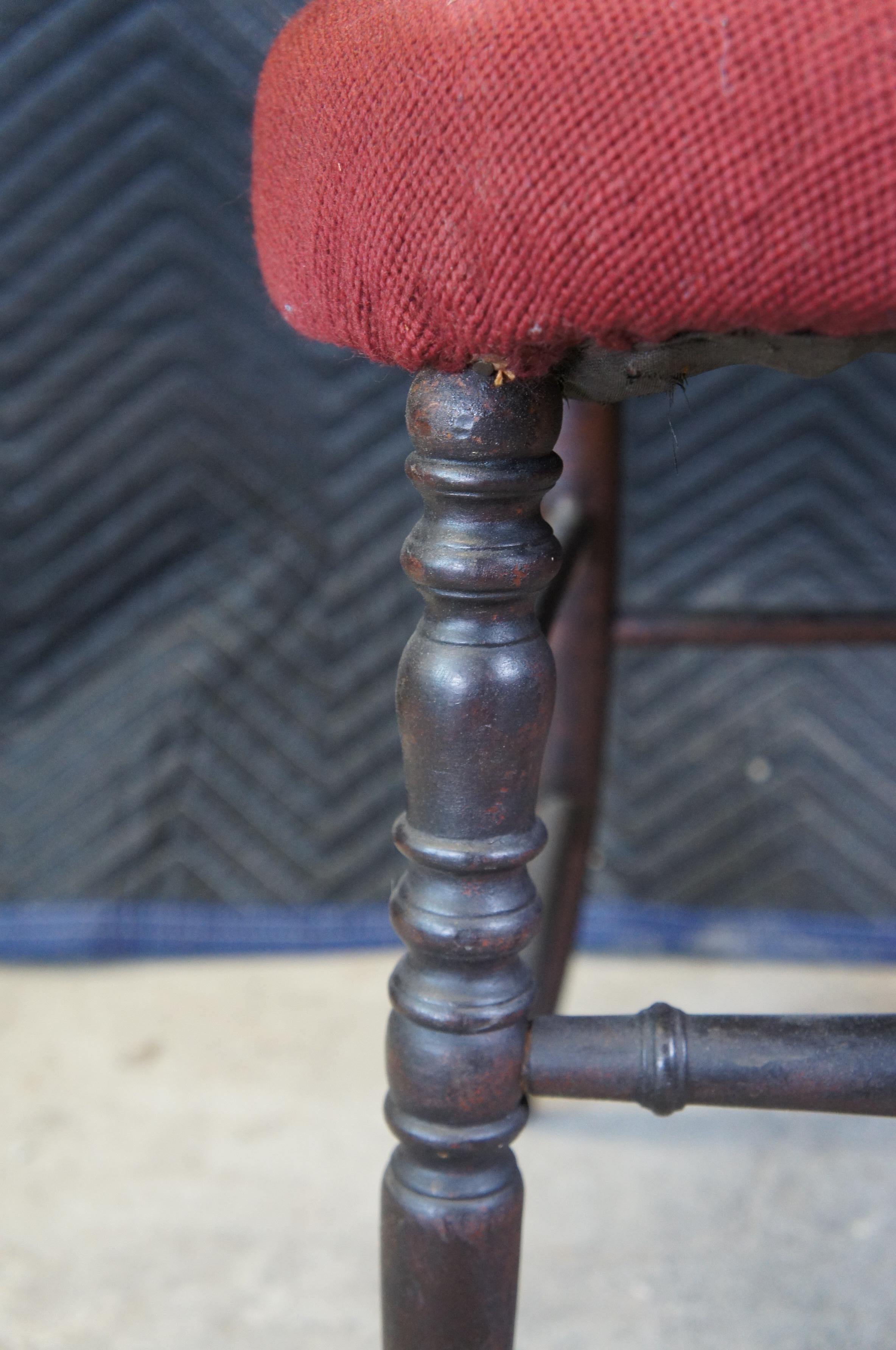 Antiker viktorianischer Serpentinen-Beistellstuhl aus Mahagoni mit geblümter Nadelspitze und Ballonrückenlehne im Angebot 1