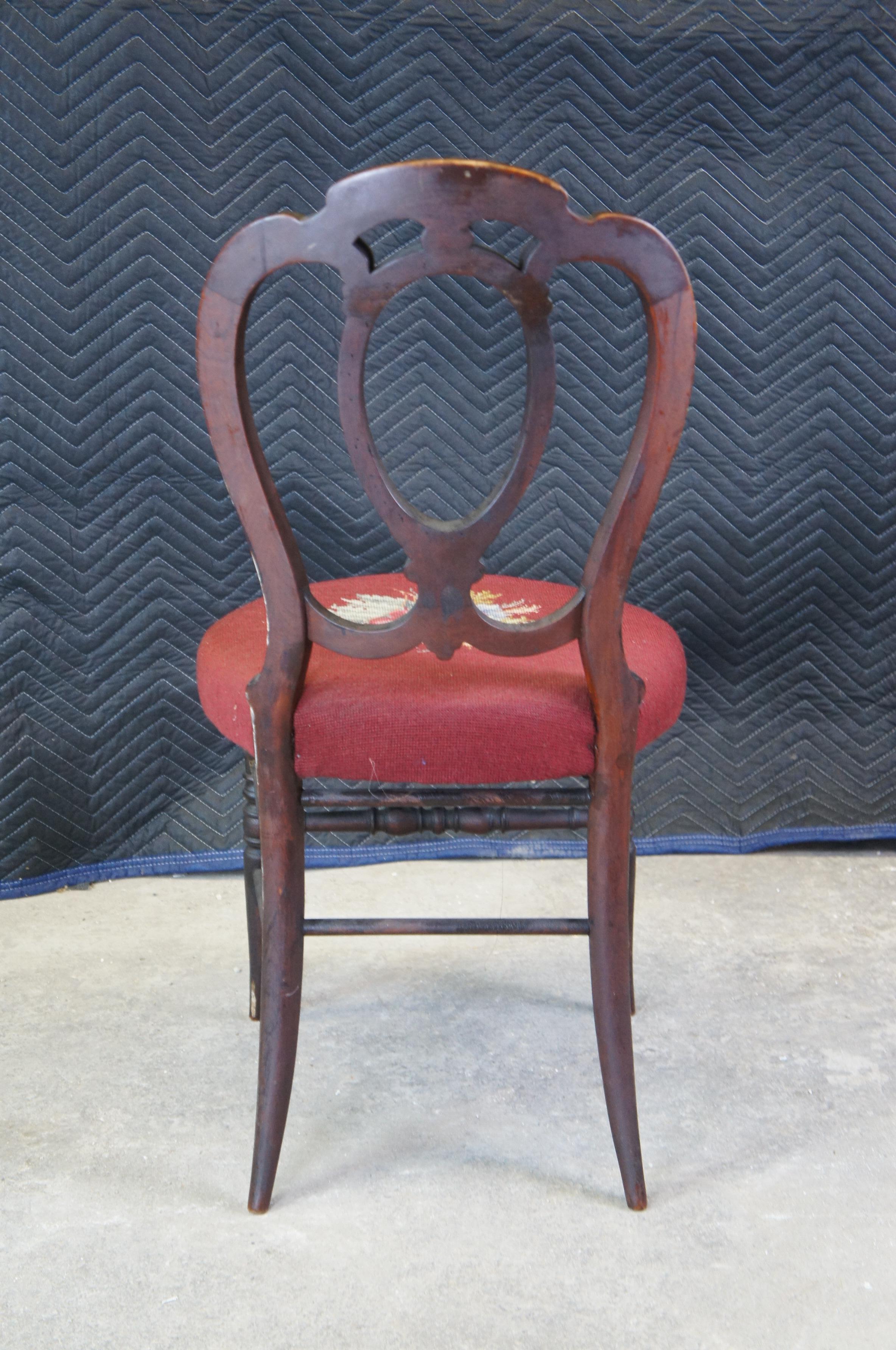 Ancienne chaise d'appoint victorienne en acajou serpentin à dossier en forme de ballon et broderie florale à l'aiguille en vente 3