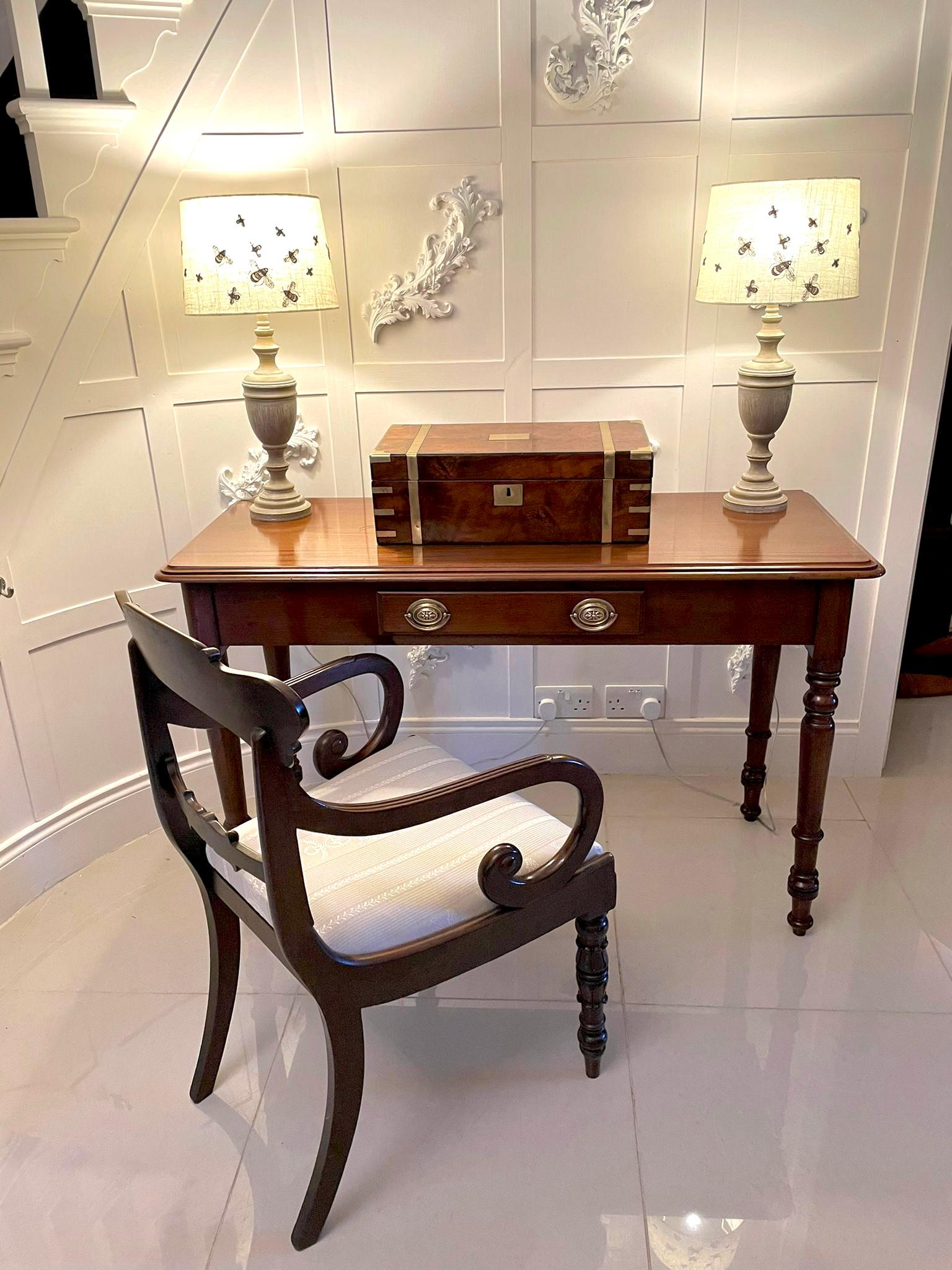Ancienne table d'appoint victorienne en acajou en vente 3
