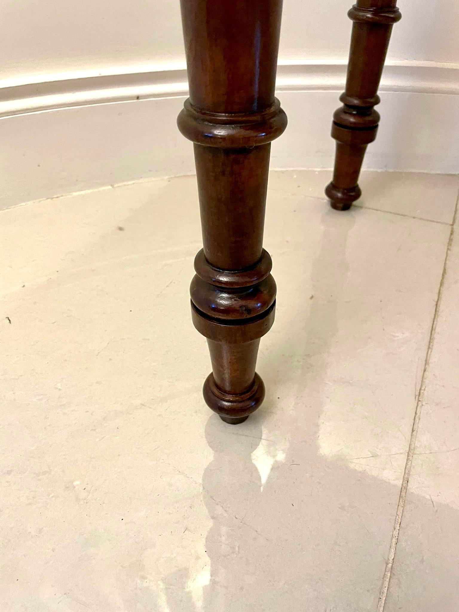 Ancienne table d'appoint victorienne en acajou en vente 4