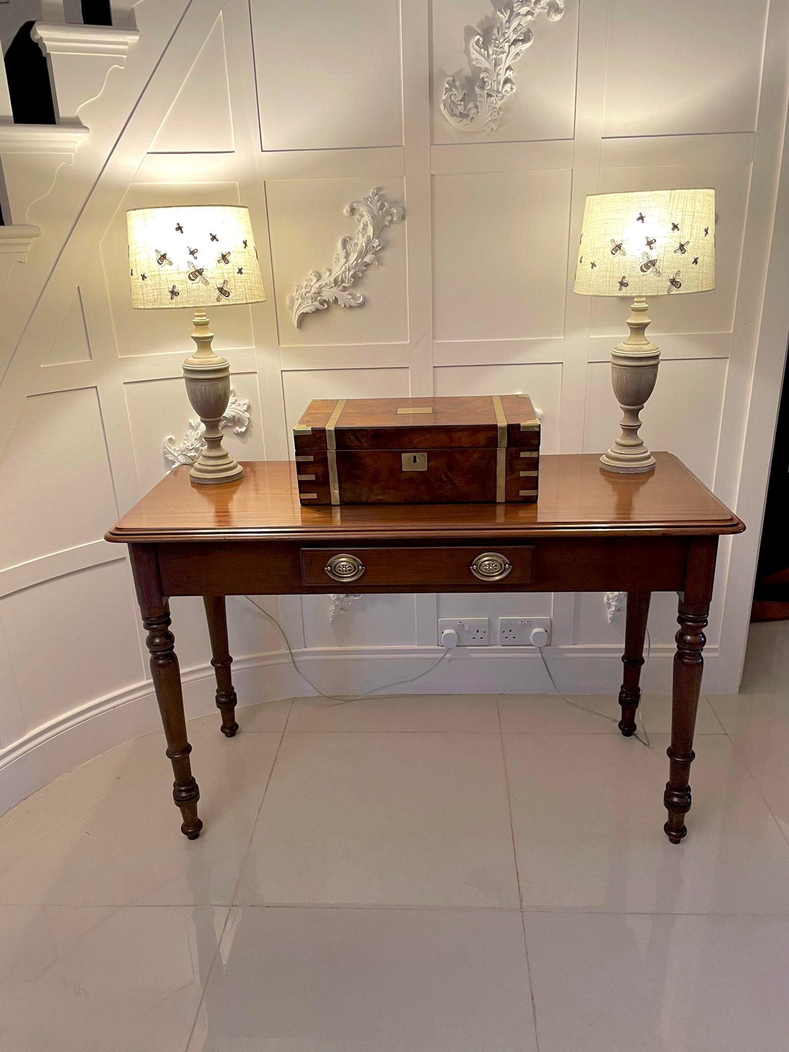 Ancienne table d'appoint victorienne en acajou en vente 5