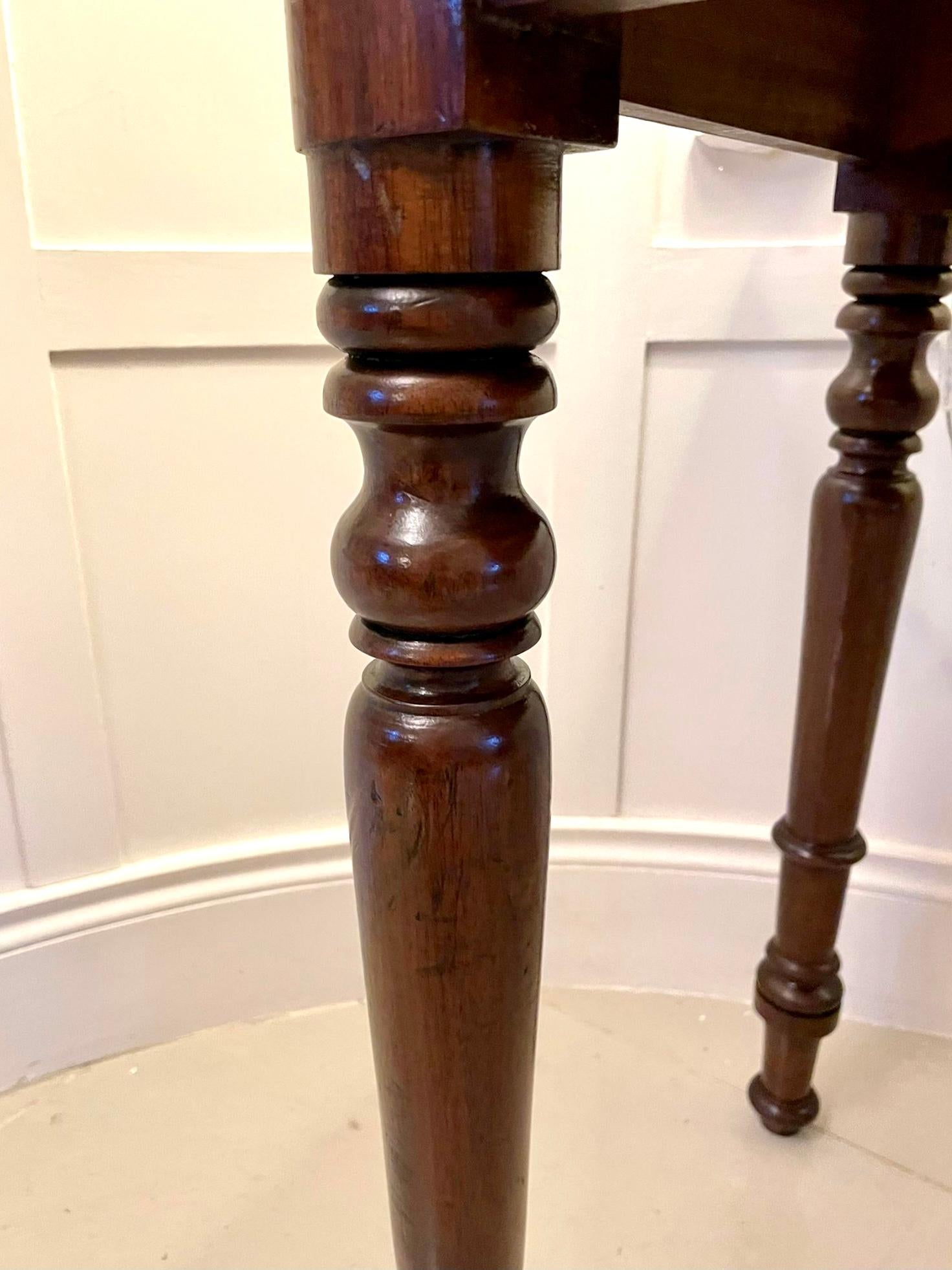 Ancienne table d'appoint victorienne en acajou en vente 6