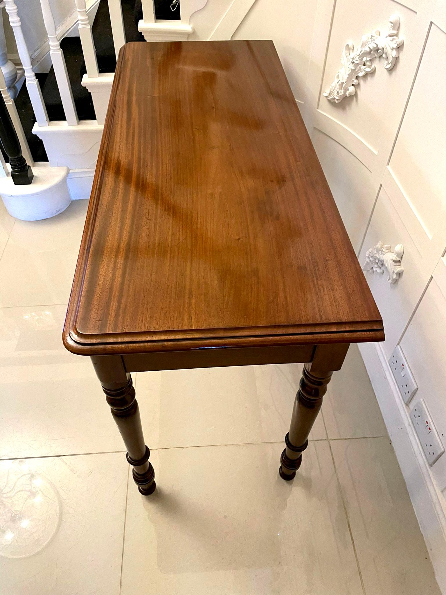 Ancienne table d'appoint victorienne en acajou en vente 7