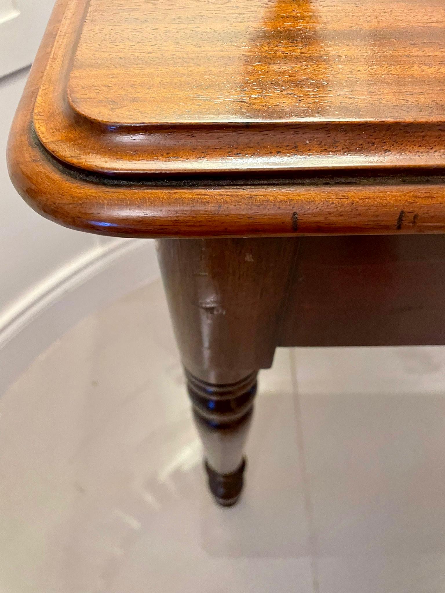 Laiton Ancienne table d'appoint victorienne en acajou en vente