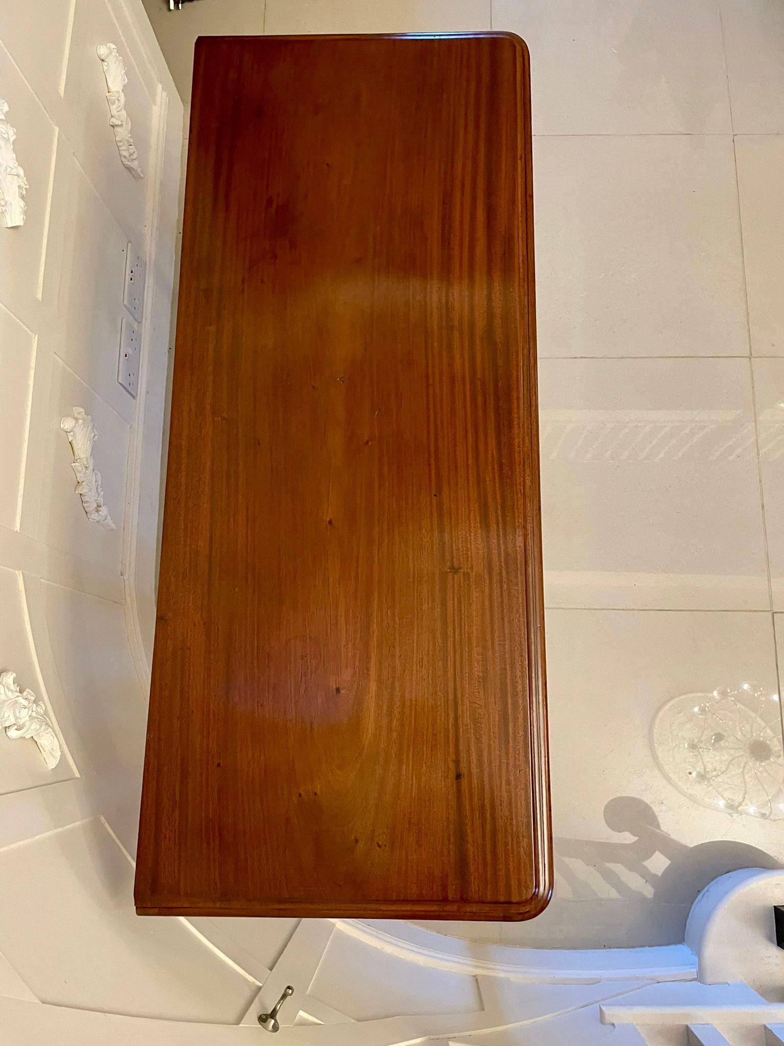 Ancienne table d'appoint victorienne en acajou en vente 1