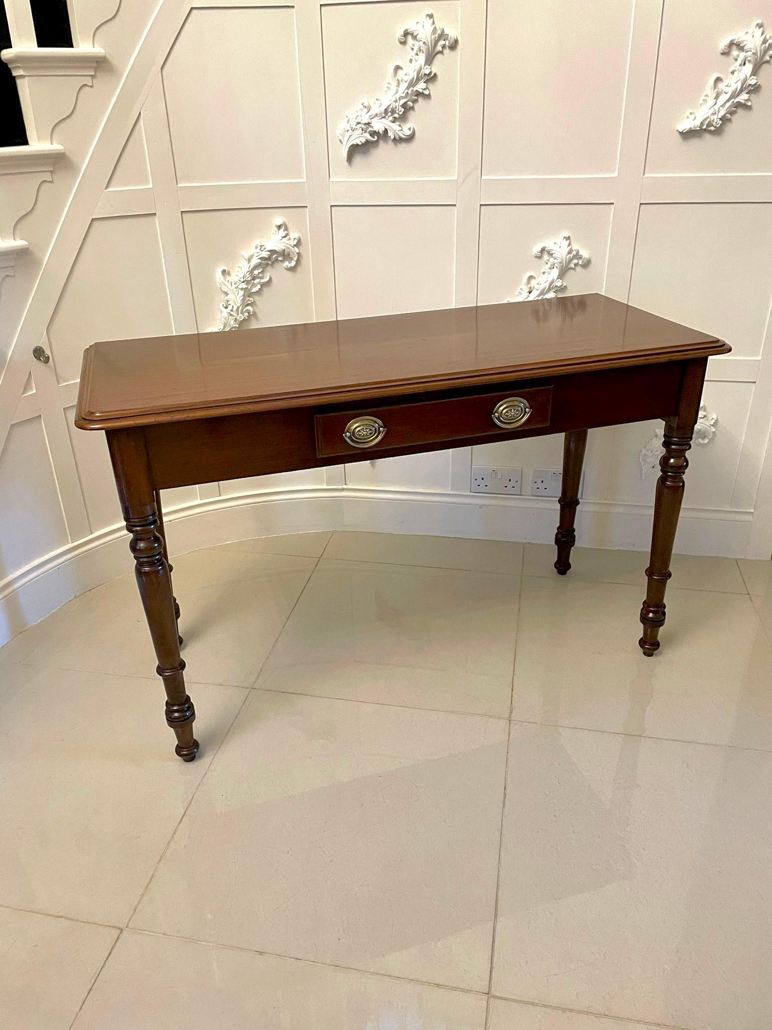 Ancienne table d'appoint victorienne en acajou en vente 2