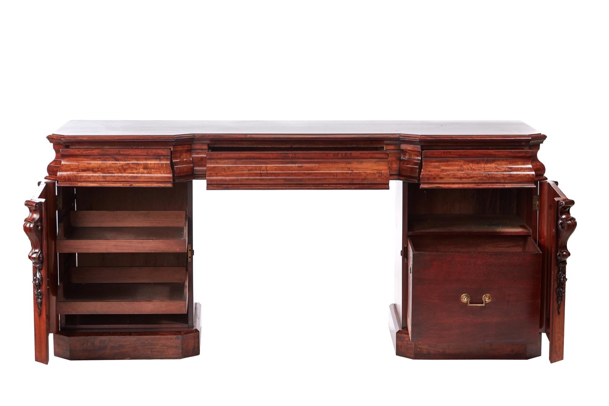 Hochwertiges antikes Mahagoni-Sideboard aus dem 19. Jahrhundert. Es hat eine schöne Qualität Mahagoni oben mit drei geformten Fries Schubladen, die von zwei Sockeln mit hochwertigen Schnitzereien und einem eingebauten Inneren unterstützt. Sie steht