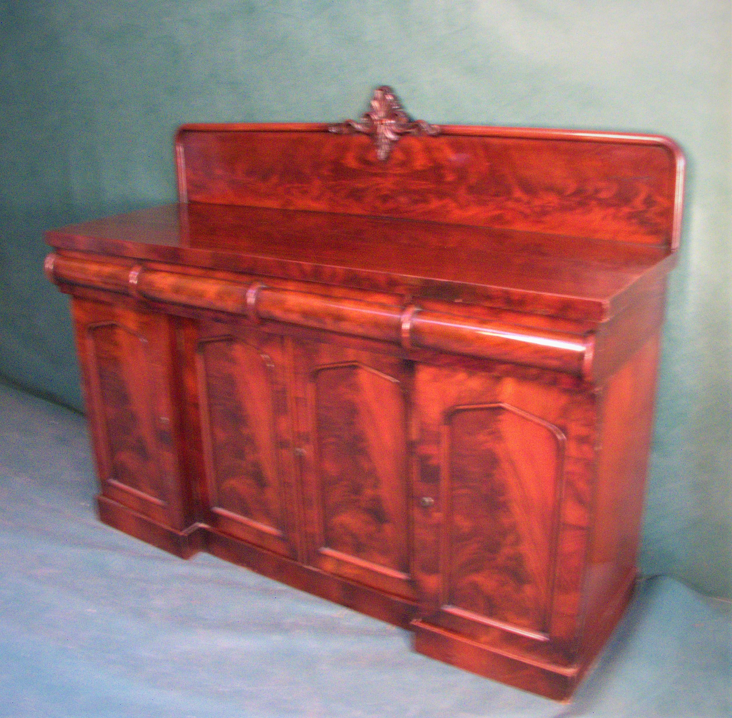 Antique Victorian Mahogany Sideboard In Good Condition For Sale In Glencarse, Perthshire