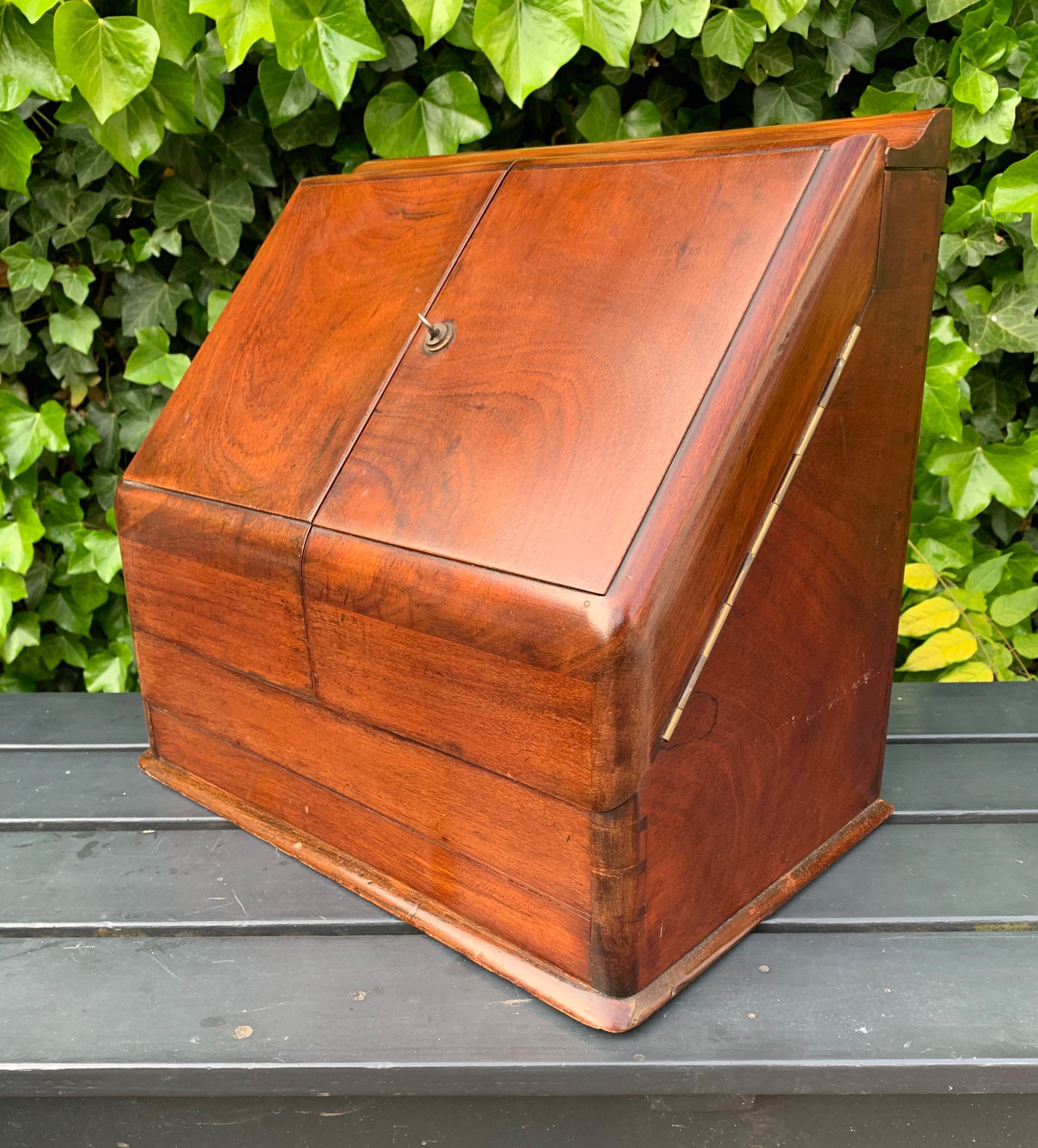 Antique Victorian Mahogany Stationary Box w. Perpetual Calendar, Bramah Improved In Good Condition For Sale In Lisse, NL
