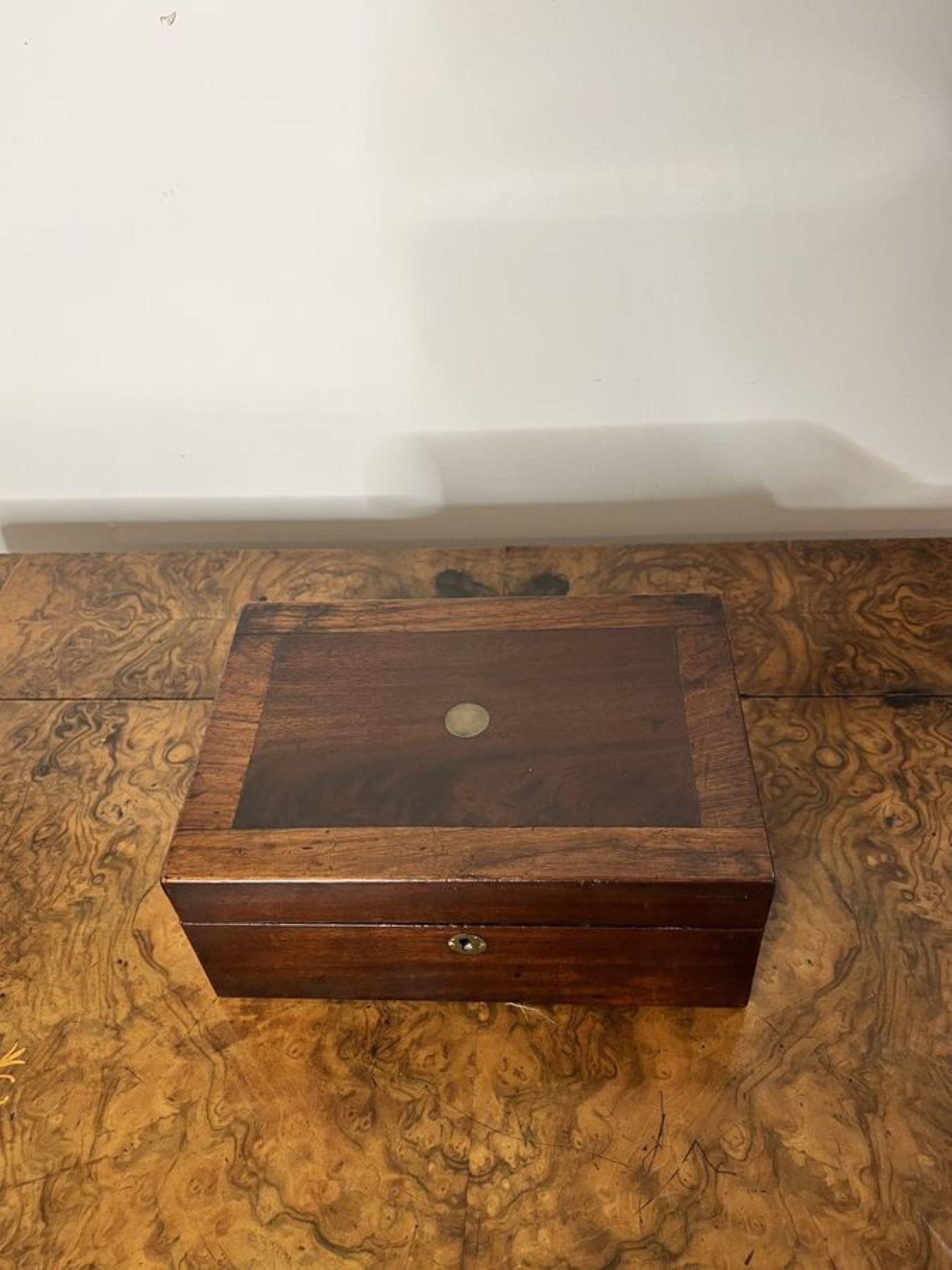 Boîte de rangement victorienne ancienne en acajou ayant une boîte de rangement ancienne de qualité en acajou avec intérieur rouge.

D. 1860