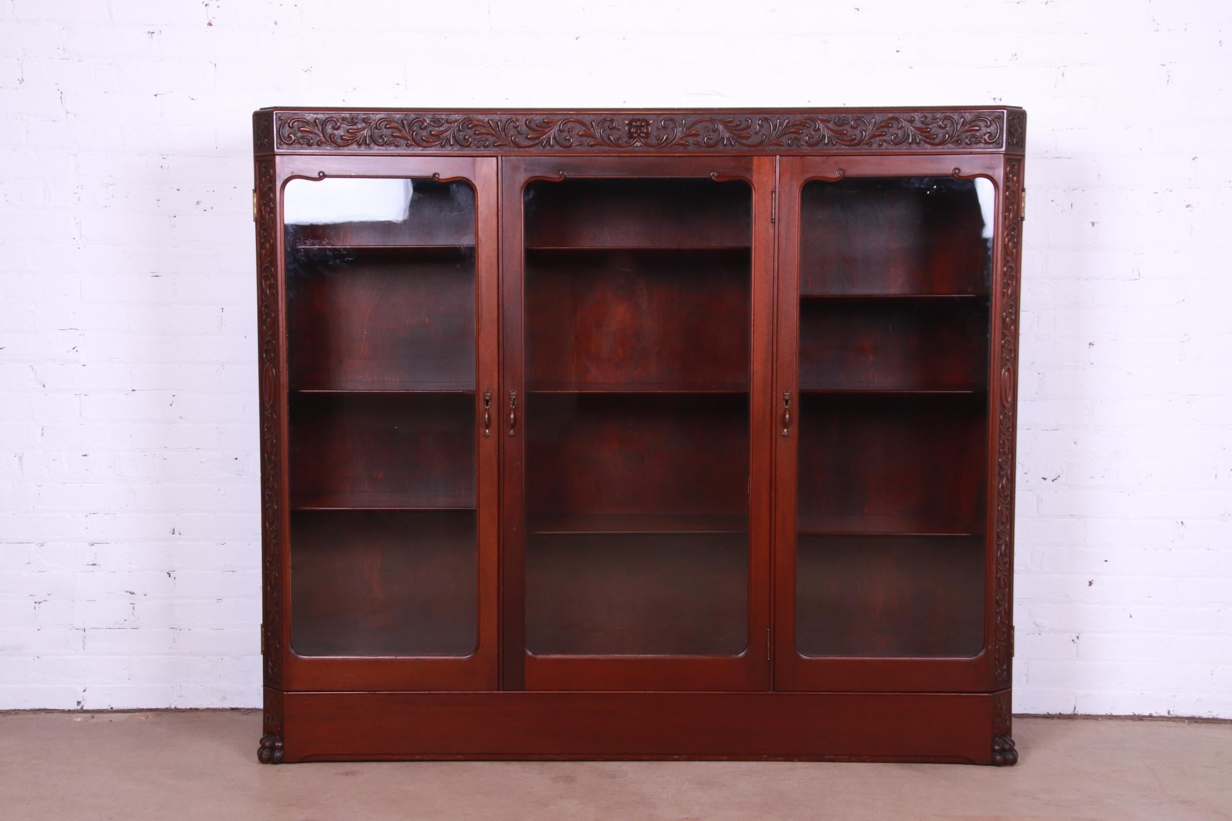 A beautiful antique Victorian or Empire triple bookcase with Old Man of the North carved face

In the manner of R.J. Horner & Co.

USA, Circa 1900

Carved mahogany, with glass front doors and original brass hardware.

Measures: 63