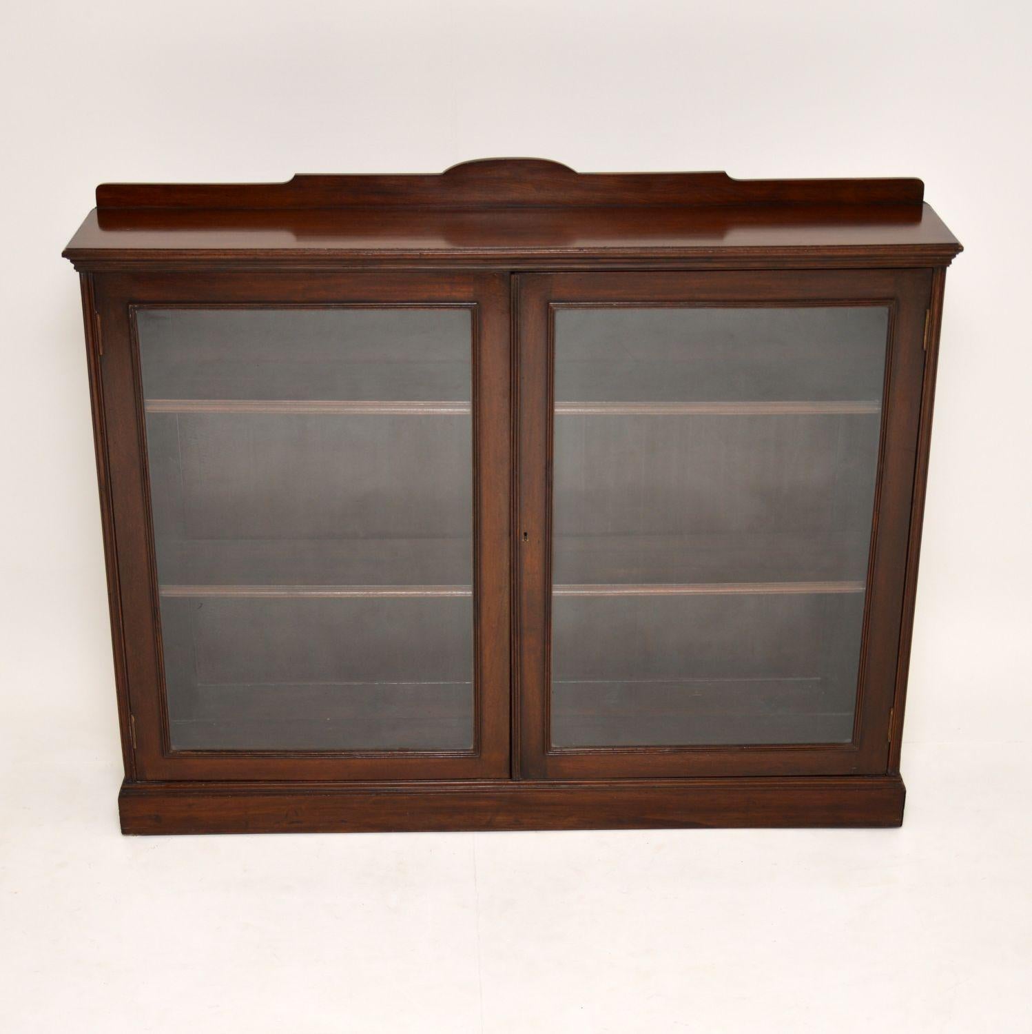This antique late Victorian mahogany bookcase is very fine quality and quite narrow from front to back.

It’s in very good original condition and dates from the 1890-1900 period.

The doors and central beading are reeded and the top of this