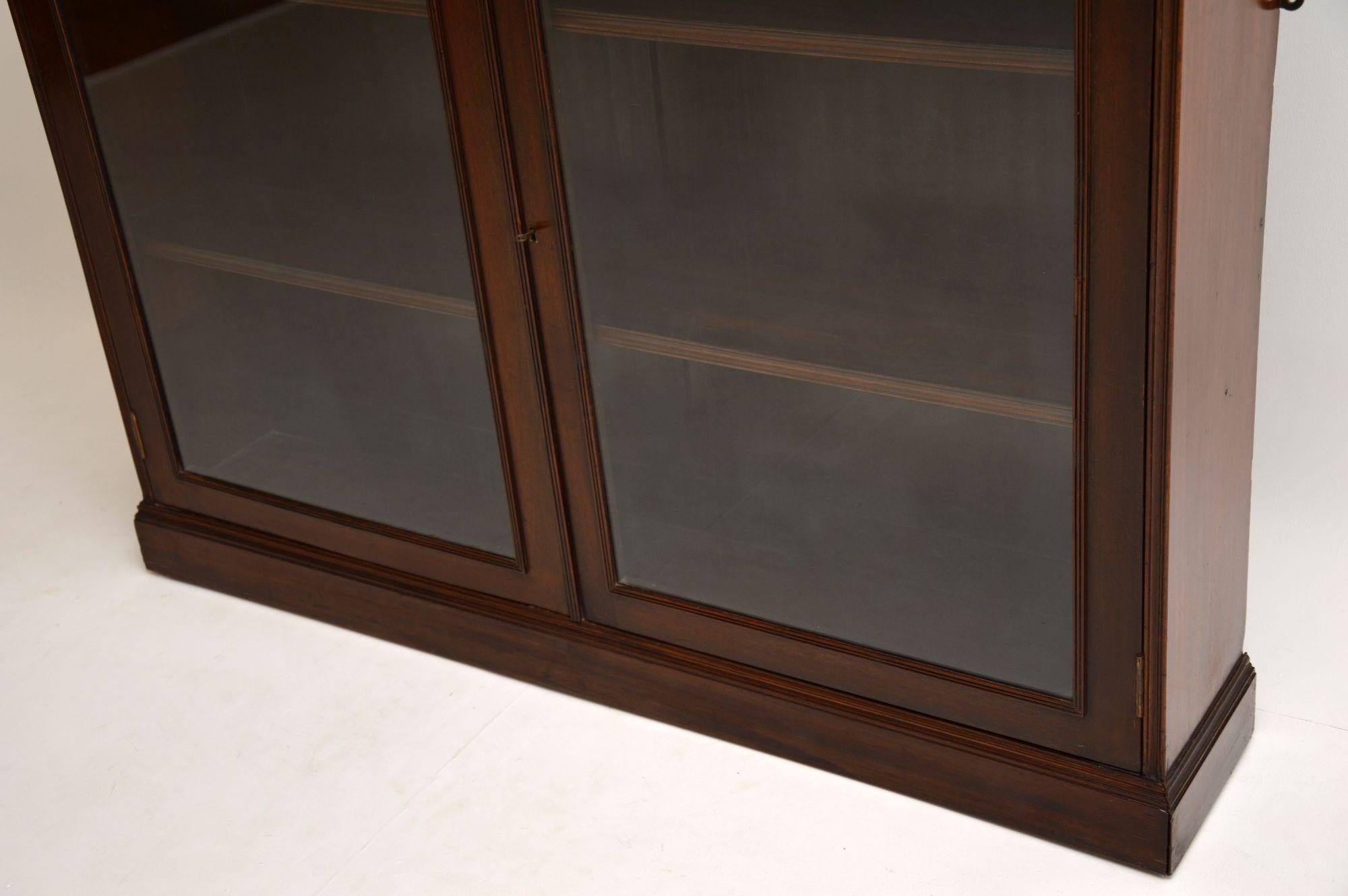 Antique Victorian Mahogany Two-Door Bookcase In Good Condition In London, GB