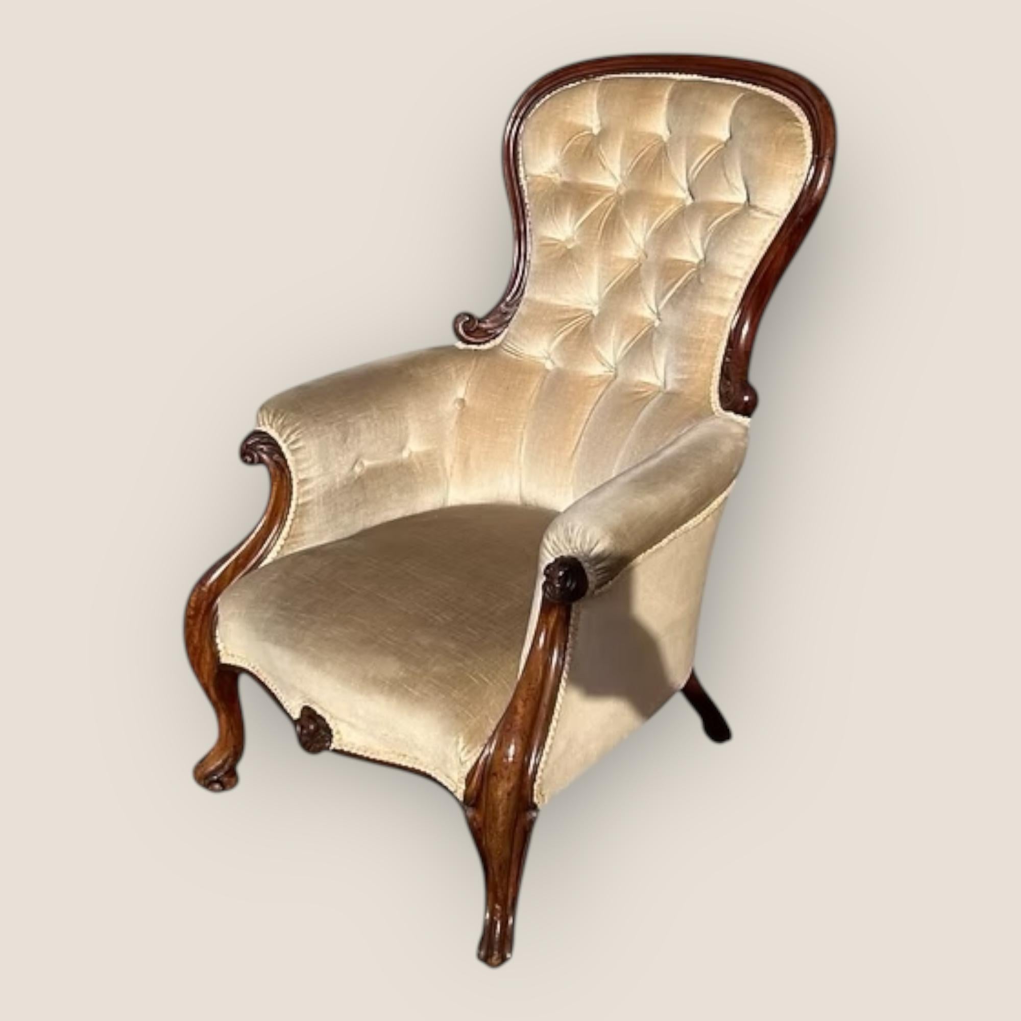 Victorien Fauteuil victorien ancien en acajou avec dossier tapissé et pieds cabrioles en vente