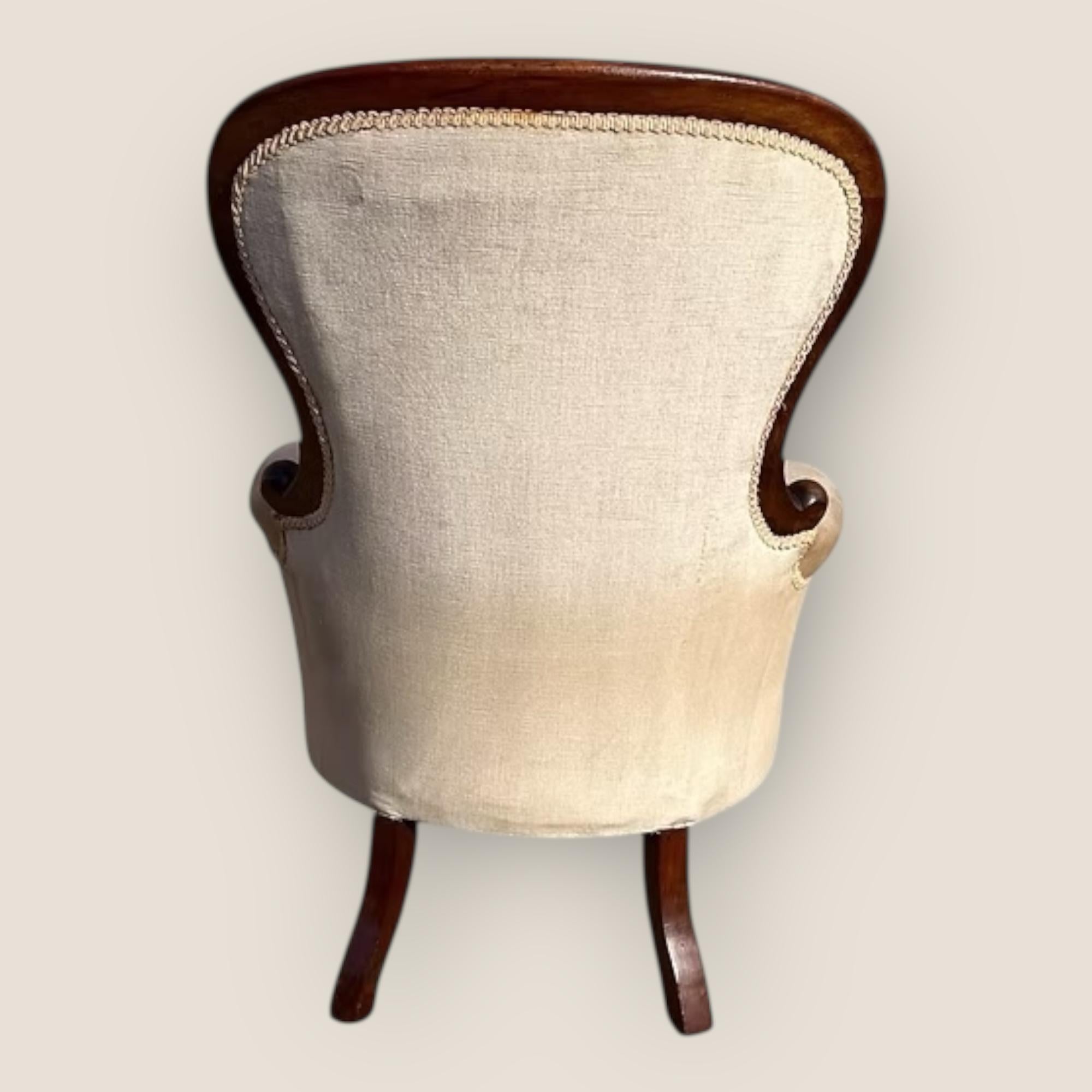 Fauteuil victorien ancien en acajou avec dossier tapissé et pieds cabrioles Bon état - En vente à King's Lynn, GB