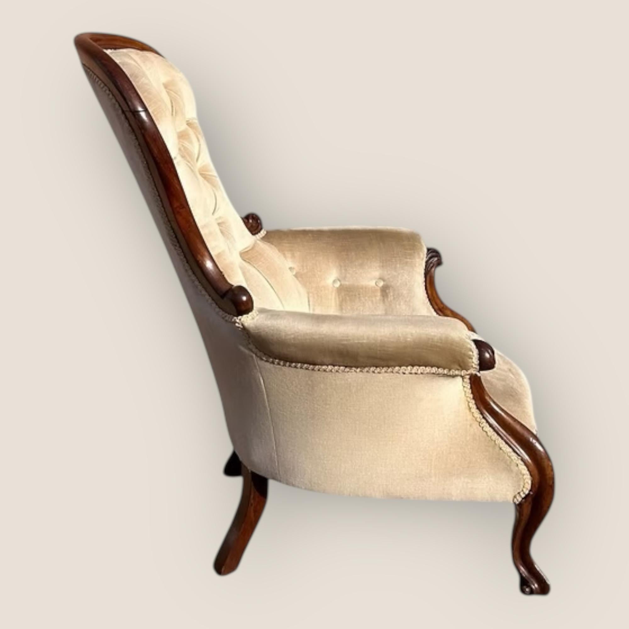 XIXe siècle Fauteuil victorien ancien en acajou avec dossier tapissé et pieds cabrioles en vente
