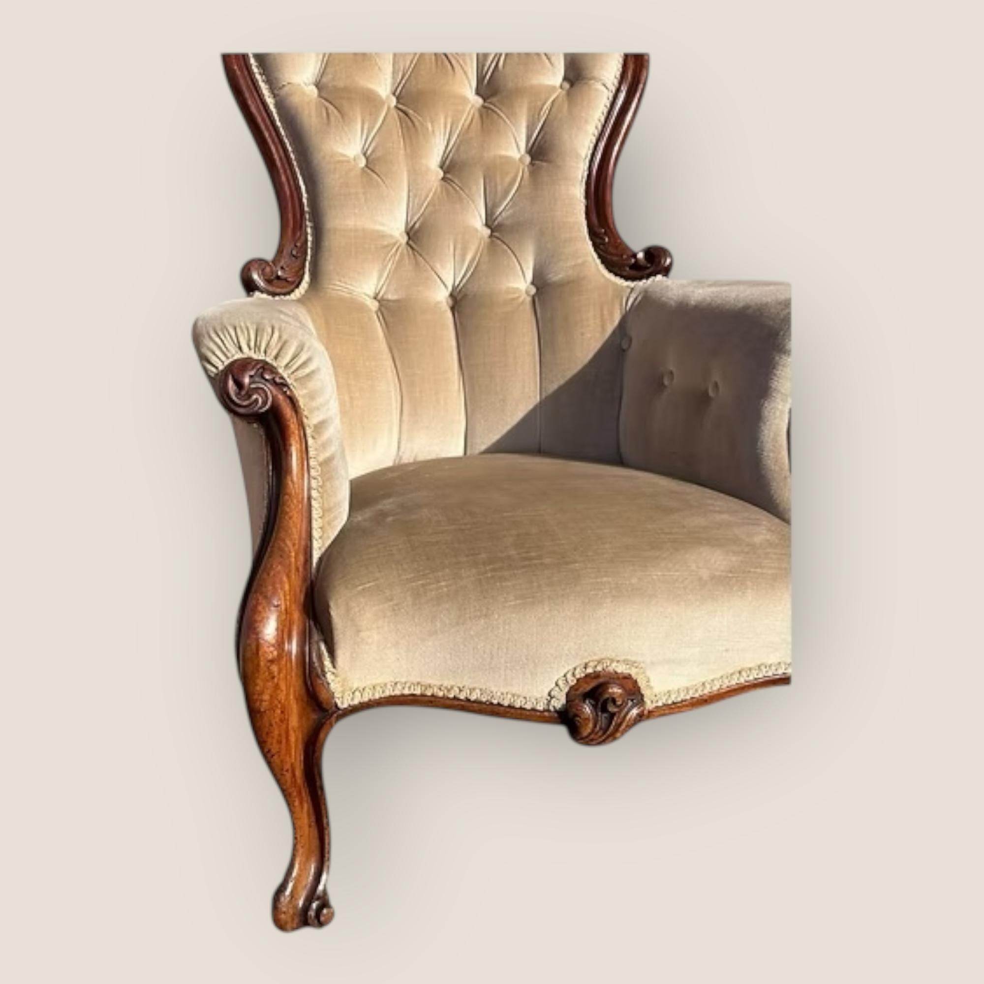 Tissu d'ameublement Fauteuil victorien ancien en acajou avec dossier tapissé et pieds cabrioles en vente
