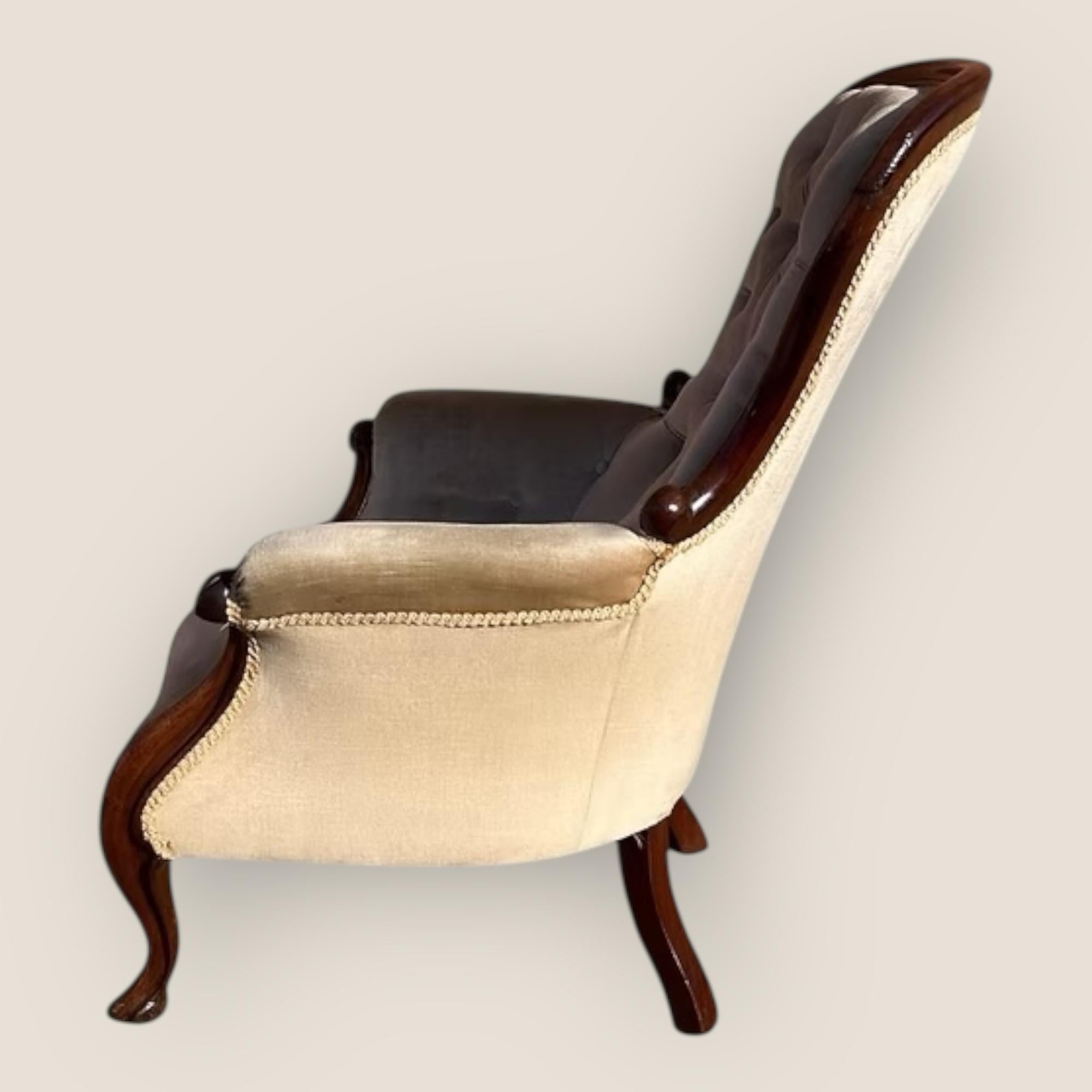 Fauteuil victorien ancien en acajou avec dossier tapissé et pieds cabrioles en vente 1