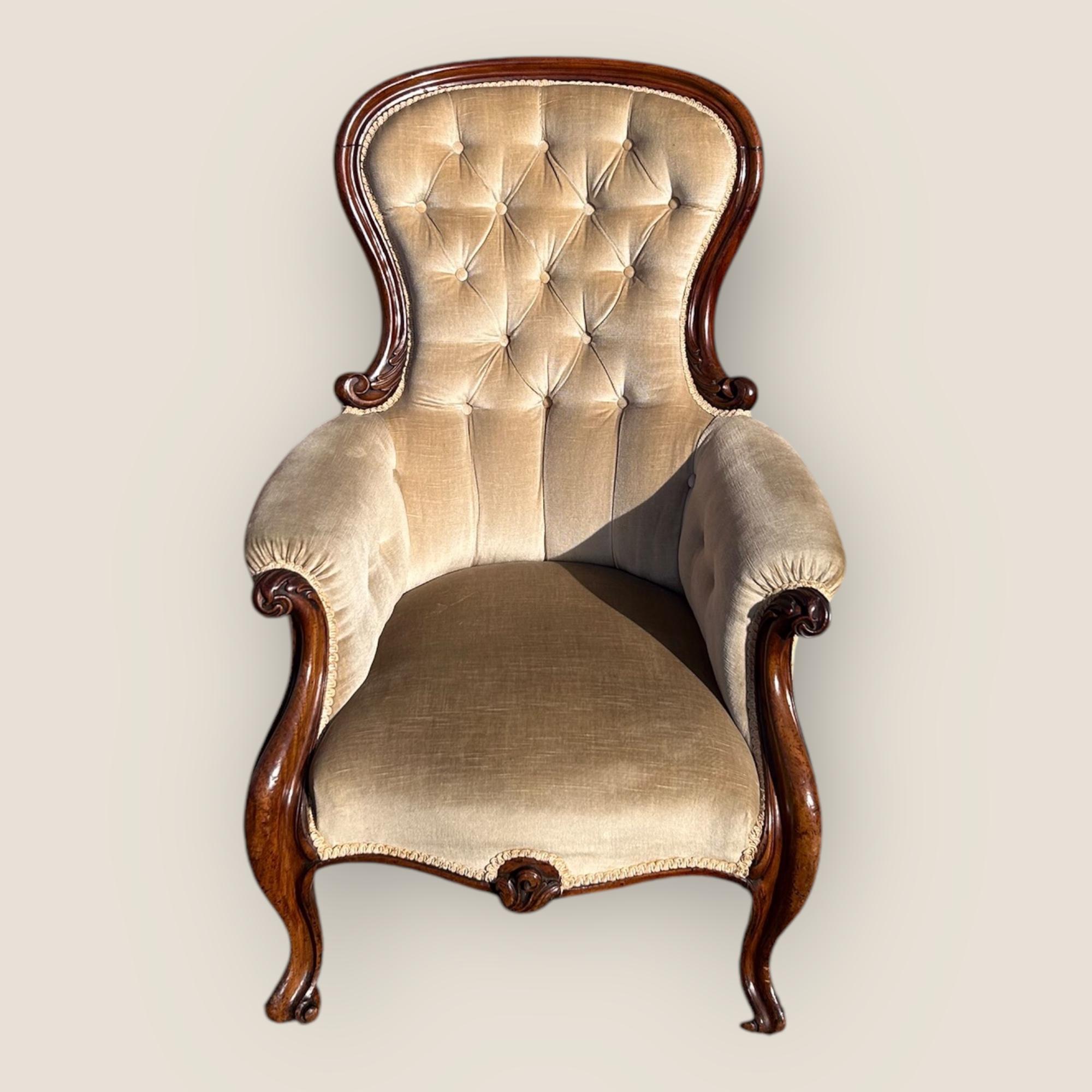 Fauteuil victorien ancien en acajou avec dossier tapissé et pieds cabrioles en vente 2