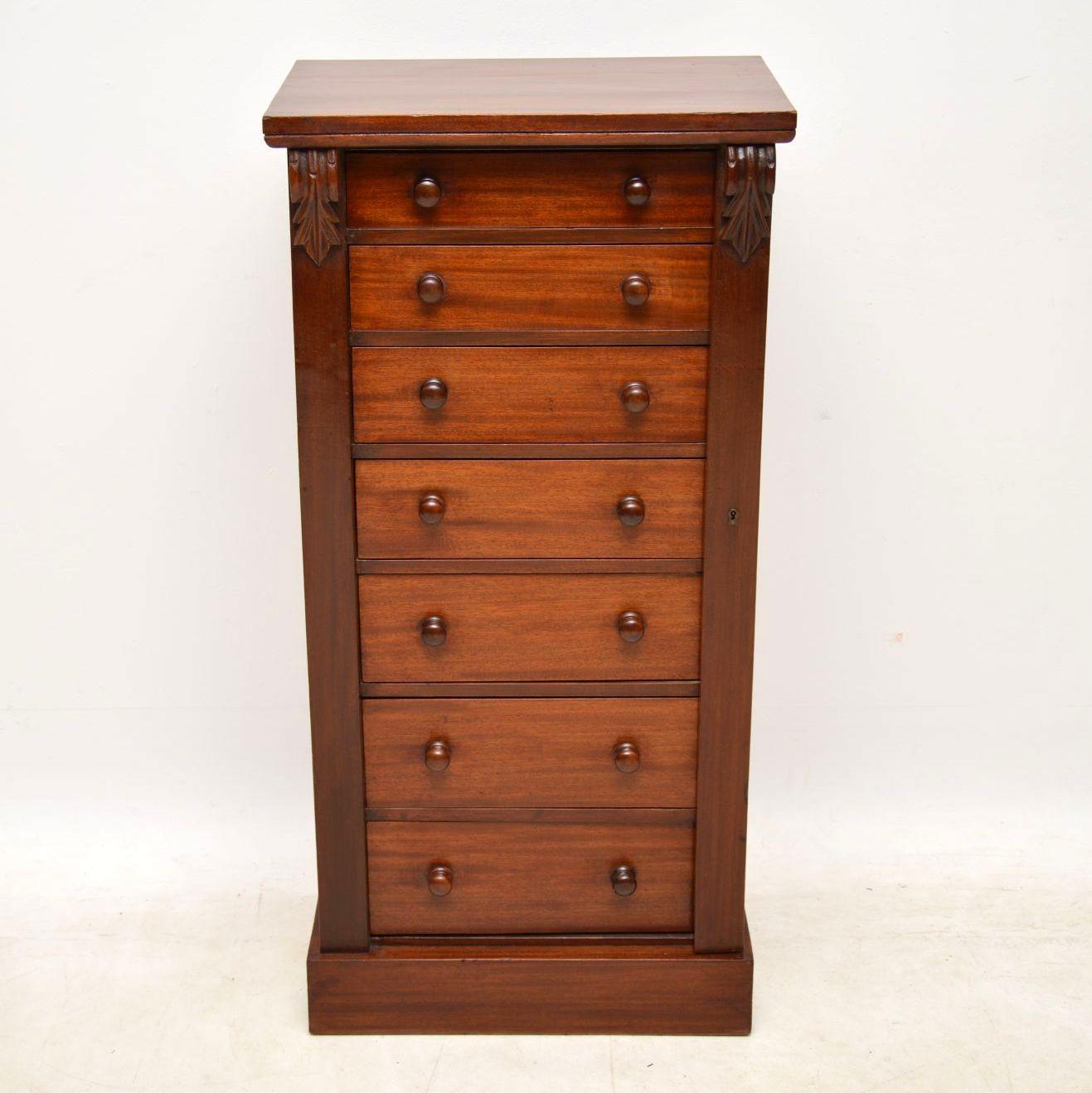 Original antique mahogany Victorian Wellington chest in good condition and dating from around the 1860s-1870s period. Like all these models, it has seven drawers that are graduated in depth and have turned mahogany handles. There is a locking bar on