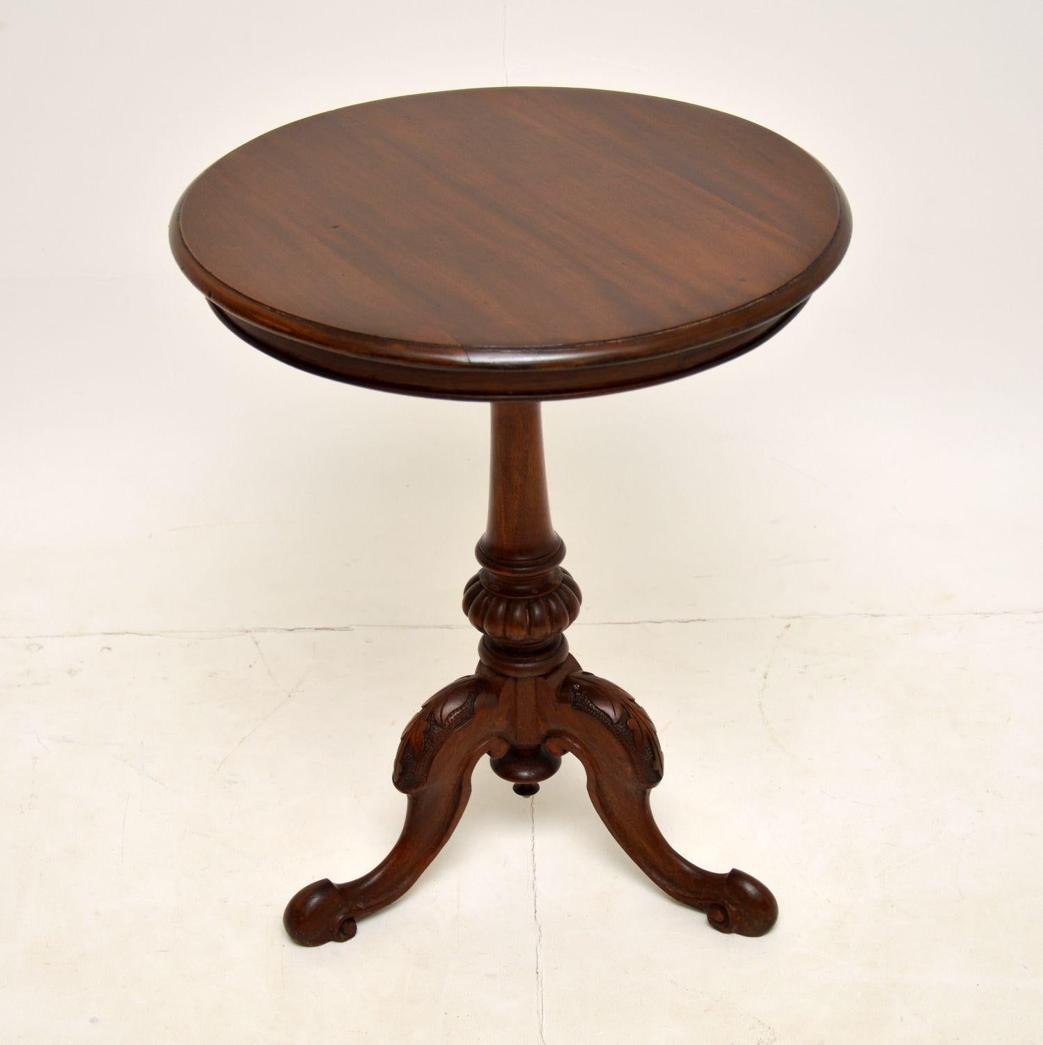 A gorgeous antique Victorian side table in solid mahogany, dating from around the 1860-1880’s period.

It is of superb quality, the tripod base has wonderfully detailed deep carving. The solid mahogany top has a rich colour and beautiful