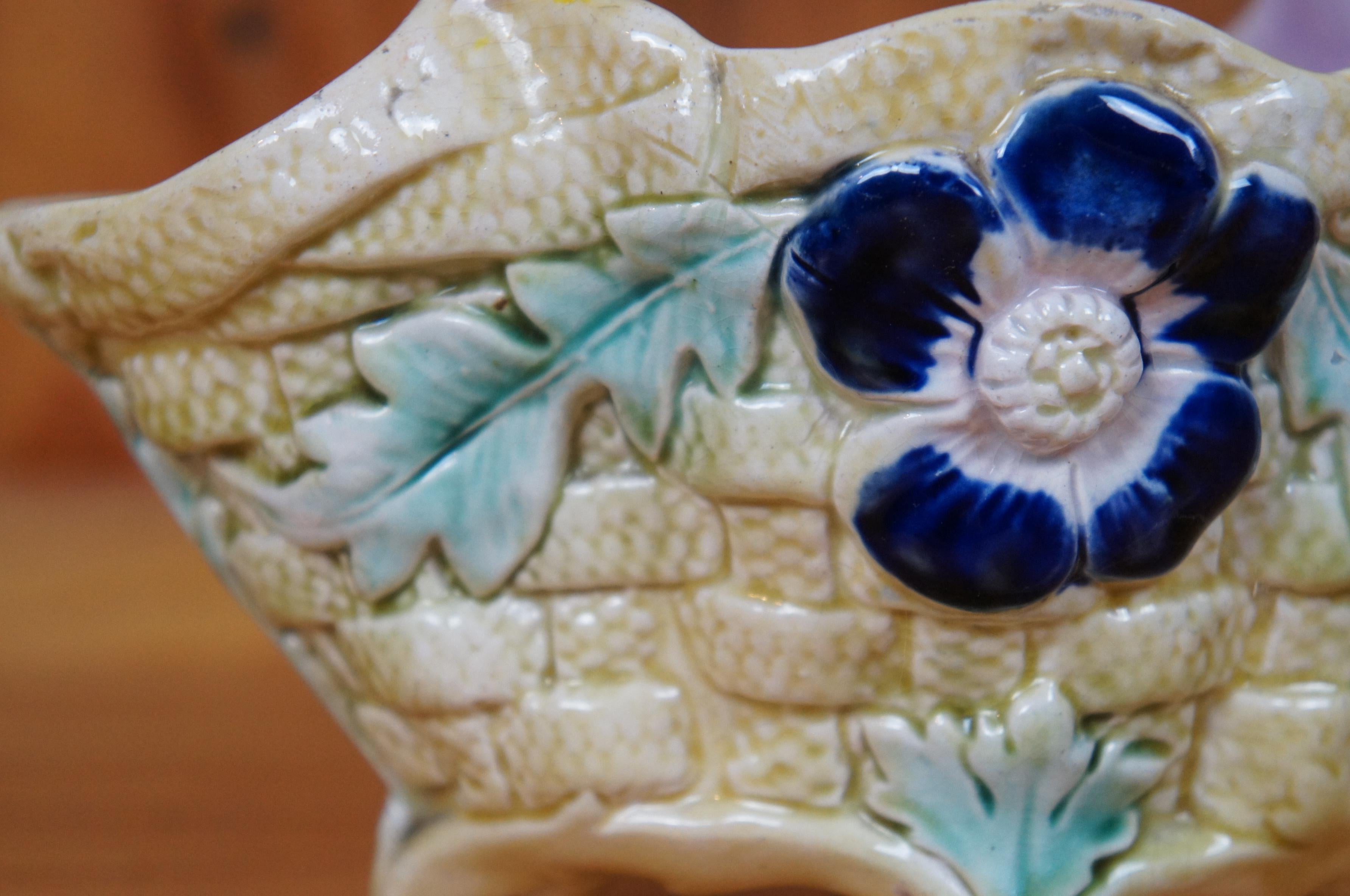 Antico cesto da fiori vittoriano in maiolica con manico e piede, composto da fioriera 7
